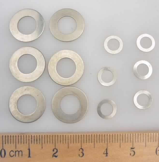 Es handelt sich Sets, bestehend aus 12 geschlossenen, flachen, ringförmigen Unterlegscheiben aus Stahl (Werkstoffnummer: 1.1181, kein nicht rostender Stahl). Jeweils sechs Unterlegscheiben haben einen Außendurchmesser von etwa 15,0 mm bzw. 8,0 mm und einem Lochdurchmesser von etwa 8,0 mm bzw. 5,2 mm.
Die Erzeugnisse werden gemeinsam mit Muttern (nicht Gegenstand der vZTA) als Ersatzteile für Modellautos verwendet.
Die Waren sind zu jeweils 12 Stück in einem Kunststoffbeutel mit Pappaufhänger verpackt.
- Antragstellerangaben -

Abbildung siehe Anlage.

Derartige Erzeugnisse gehören als "andere Unterlegscheiben aus Stahl" zur Codenummer 7318 2200 99 des Integrierten Zolltarifs der EG (TARIC).