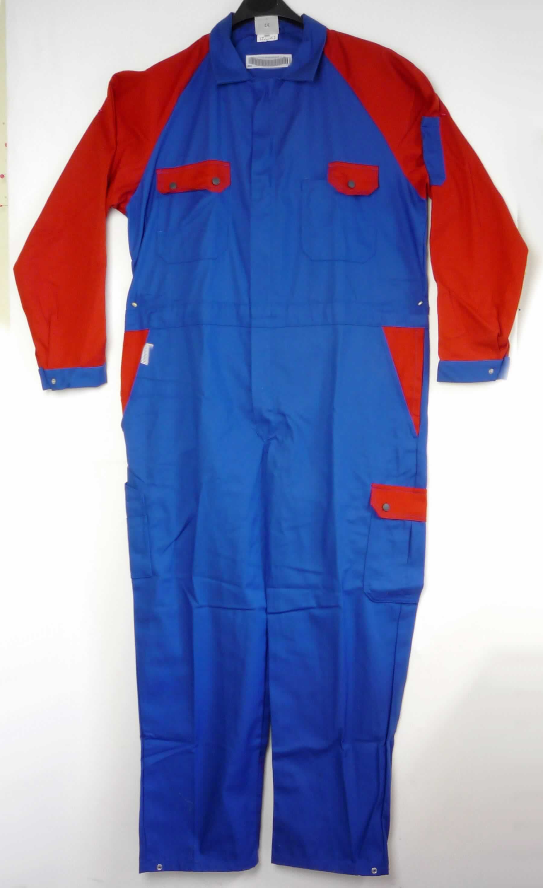 Overall, Größe 54, Foto siehe Anlage,
- aus ca. 0,6 mm dicken, verschiedenen einfarbigen, strapazierfähigen Geweben aus laut Antrag 65 % Baumwolle
  und 35 % Polyester (synthetische Chemiefasern),
- einteilig; den ganzen Körper mit Ausnahme von Kopf, Händen und Füßen bedeckend (somit keine Kombination im 
  Sinne der Anmerkung 3 b) zu Kapitel 62),
- mit einem Umlegekragen,
- vorn mit einer bis zum Schritt reichenden Öffnung mit Reißverschluss, verdeckt von einer Patte mit Druckknopf-
  verschluss von links über rechts (Männerkleidung),
- im Bereich der Taille teilweise elastisch verengt,
- mit langen Ärmeln, an den Ärmelenden mittels Druckknopfverschluss zu verengen,
- mit verschiedenen ein- und aufgesetzten Taschen,
- seitlich im Bereich der Hüfte mit zwei Eingriffsöffnungen, 
- an den Beinabschlüssen mittels Druckknopfverschluss zu verengen,
- u. a. aufgrund des zweckbestimmten Schnitts, des strapazierfähigen Materials und der Ausstattung erkennbar 
  dazu bestimmt, ausschließlich oder hauptsächlich zum Schutz anderer Kleidungsstücke und/oder Personen bei 
  der Ausübung einer Gewerbe- oder Berufstätigkeit getragen zu werden.

"Andere Kleidung (Overall), aus Geweben, für Männer, aus Baumwolle, Arbeits- und Berufskleidung"