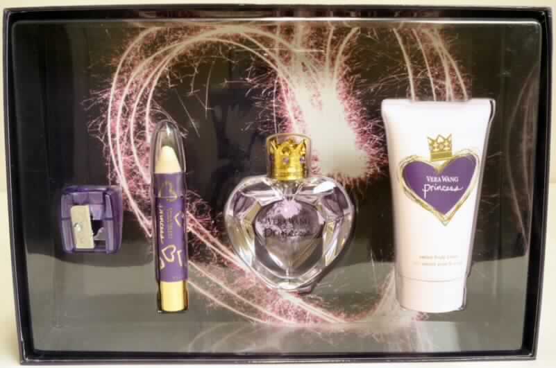 Duftwasser (Warenzusammenstellung)

Bei der vorgelegten Ware handelt es sich um eine Warenzusammenstellung aus einem Eau de Toilette (30 ml) in einem Flakon aus Glas, einer Körperlotion (75 ml) in einer Kunststofftube, einem Parfümstift (Länge ca. 9 cm, Dicke ca. 1,5 cm) und einem zu dem Parfümstift passenden Spitzer aus Kunststoff mit Metallklinge. Die Waren sind zusammen in einem Karton und einer transparenten Kunststoffhülle verpackt und als Warenzusammenstellung zur Körperpfege für den Einzelverkauf aufgemacht.

Zolltariflich handelt es sich um eine Warenzusammenstellung zur Körperpflege, wobei das enthaltene Eau de Toilette auf Grund des Wertes den Charakter der Ware bestimmt (Position 3303 der KN).
