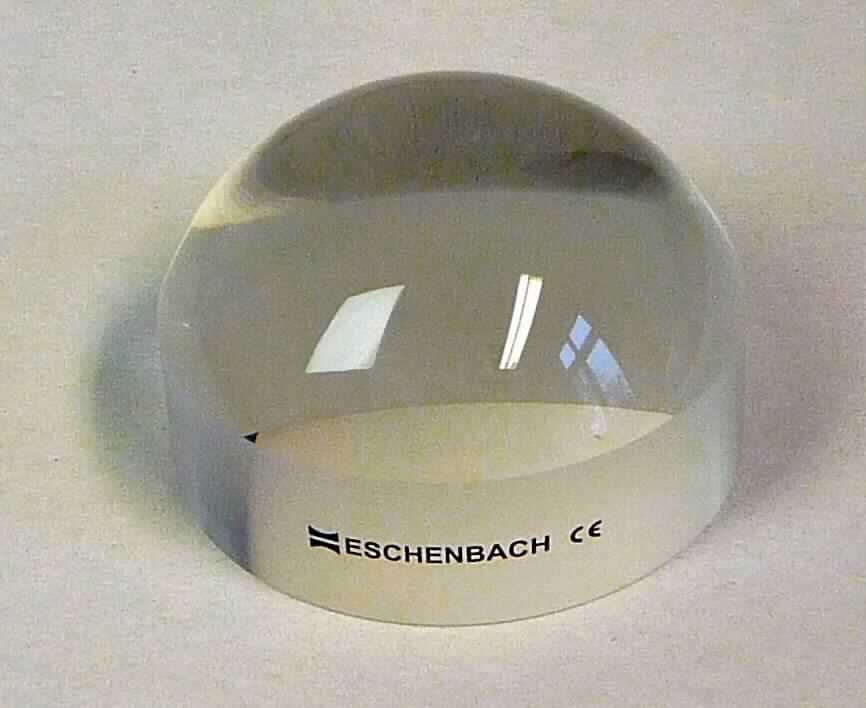 Optisches Element, sog. Hellfeld-Lupe, Artikel 1420, Foto siehe Anlage,
- annähernd halbkugelförmiges Element mit einem Durchmesser von 6,5 cm,
- - auf der Oberseite konvex geformt, auf der Unterseite plan, am Rand abgeflacht geschliffen,
- aus Silikatglas,
- gegossen,
- nicht optisch bearbeitet (damit keine Linse der Position 9001),
- nicht gefasst und ohne Griff (u. a. deshalb kein Instrument, Apparat oder Gerät der Position 9013),
- stellt sich als einfache Lupe dar (optischer Effekt).
 
"Optisches Element, aus Glas, nicht optisch bearbeitet, keine Ware der Position 7015"
