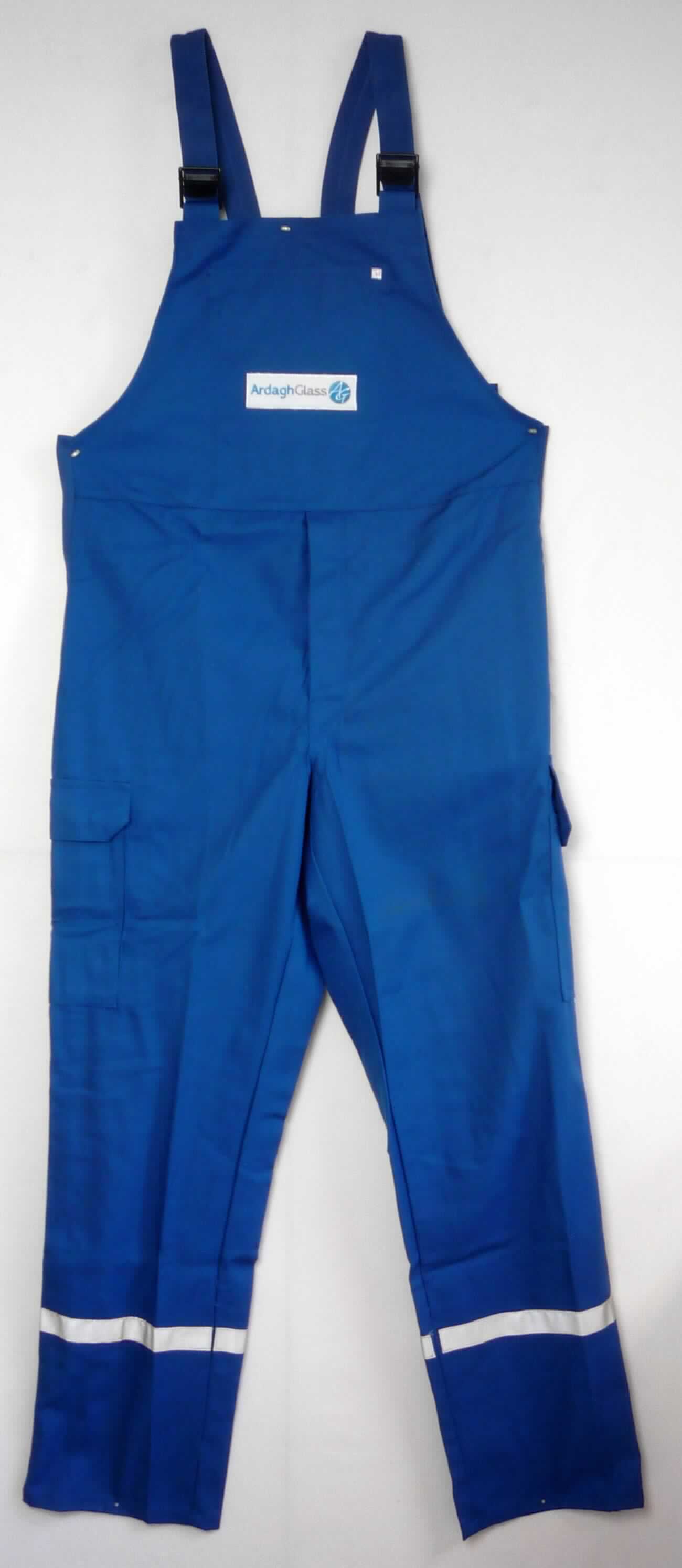 Latzhose, Größe 50, Foto siehe Anlage,
- aus ca. 0,5 mm dicken, einfarbigen, strapazierfähigen Geweben aus laut Antrag 65 % Baumwolle und
  35 % Polyester (synthetische Chemiefasern), 
- mit einem Vorder- und Rückenlatz; mit längenverstellbaren Trägern aus Gewirken, mit Kunststoffschnallen,
- in der Taille mit seitlichen Einsätzen aus elastischen Gewirken aus Spinnstoffen,
- vorn mit einer Öffnung mit Knopfverschluss, verdeckt von einer Patte von links über rechts (Männerkleidung), 
- mit diversen aufgesetzten, mit Patte und Druckknopfverschluss ausgestatteten Taschen,
- vorn mit einer Applikation mit Firmenbezeichnung versehen,
- mit knöchellangen Hosenbeinen, mit aufgenähten, reflektierenden Streifen,
- an den Beinabschlüssen durch Umschlagen und Festnähen gesäumt, 
- lässt erkennen, dass sie dazu bestimmt ist, ausschließlich oder hauptsächlich zum Schutz anderer Kleidungs-
  stücke und/oder Personen bei Ausübung einer Gewerbe-, Berufs- oder Haushaltstätigkeit getragen zu werden.

"Latzhose, aus Geweben, für Männer, aus Baumwolle, Arbeits- und Berufskleidung"