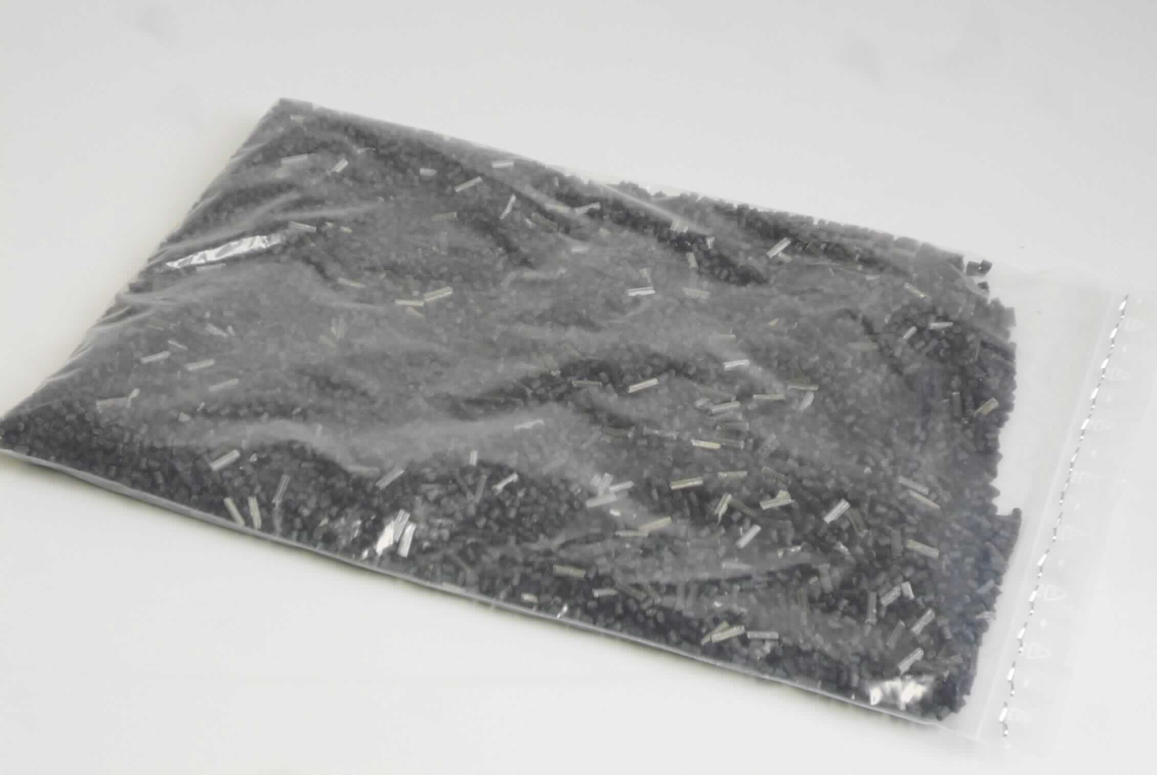Angaben des Antragstellers:
Polybutylenterephthalat mit Stahlfasern

Untersuchungsergebnisse an einem Warenmuster:
Schwarzes, zylinderförmiges Granulat.

Befund:
Es liegt ein anderer gesättigter Polyester in Primärformen im Sinne der Unterposition (KN) 3907 9980 vor.