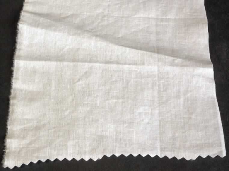 Gewebe, sog. Gewebe, Foto siehe Anlage,
- als Meterware; laut Antrag mit einer Breite von 1,30 m,
- aus Baumwolle,
- gebleicht (weiß gefärbt),
- in Leinwandbindung,
- mit einem Quadratmetergewicht von lt. Antrag 132 g,
- einseitig dünn mit Kunststoff bestrichen, das Bestreichen mit Kunststoff ist mit dem bloßen Auge nicht 
  wahrnehmbar (somit keine Ware der Position 5903).

"Gewebe aus Baumwolle, mit einem Anteil an Baumwolle von mehr als 85 GHT und einem Quadratmetergewicht 
 von weniger als 200 g, jedoch mehr als 130 g, gebleicht, in Leinwandbindung, mit einer Breite von weniger 
 als 165 cm"