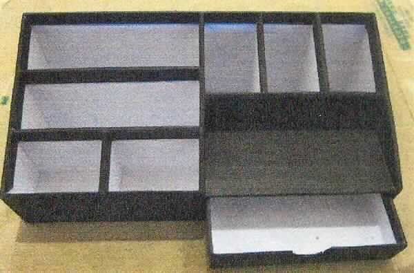 Bei der als "Desktoporganizer" bezeichneten Ware handelt es sich nach dem zur Veranschaulichung vorgelegten Warenmuster um ein etwa 24,8 x 12,7 x 8,6 cm (max. Abmessungen L x B x H) großes oben offenes, pultähnliches Behältnis mit rechteckiger Grundfläche. Es besteht aus Pappe, die mit floralem Muster bedrucktem bzw. blaufarbigem bzw. lilafarbigem Papier beklebt, das mit einer dünnen Kunststofffolie überzogen ist. Es ist in sieben verschieden große und verschieden hohe Einsteckfächer unterteilt sowie mit einem rechteckigen Ablagefach mit darunterliegender, ausziehbarer Schublade ausgestattet.

Abbildung siehe Anlage.

Die Ware wird zur Aufbewahrung von verschiedenen Büroartikeln (z. B. Stiften, Büroklammern o. ä.) verwendet und ist gemeinsam mit einem Einleger in einem Kunststoffbeutel verpackt.

Derartige Waren gehören als "Pappwaren von der in Büros, Geschäften und dergleichen verwendeten Art" zur Codenummer 4819 60 00 00 0 des Zolltarifs.