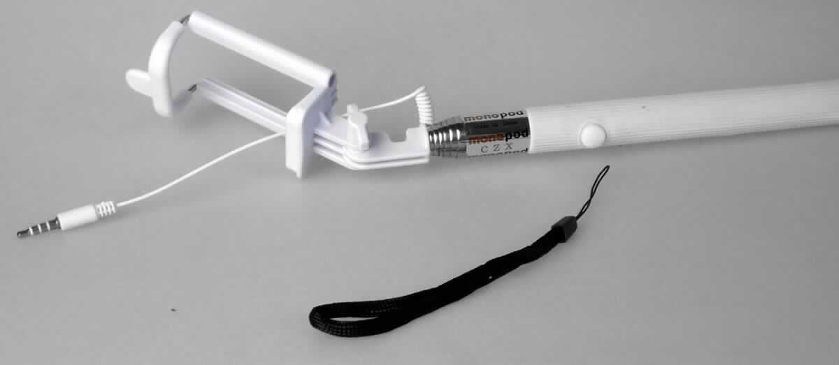 Bei dem sogenannten "Selfie-Stick" (Art. 20484) handelt es sich um eine aus verschiedenen Bestandteilen zusammengesetzte Ware. Er besteht im Wesentlichen aus einer auf ca. 85 cm ausziehbaren Teleskopstange aus Edelstahl mit weißem Griff und einer beweglichen, in der Größe auf verschiedene Mobiltelefone einzustellenden
Halterung für ein Mobiltelefon am oberen Ende und einem Fernauslöser im Griff, der mit einem Anschlusskabel zum Anschluss des Mobiltelefons am oberen Teil verbunden ist. Der Selfie-Stick wird ähnlich einem einbeinigen Stativ zur Fertigung von Fotografien mit dem Mobiltelefon verwendet, wobei die Bildauslösung durch die kabelgebundene
Fernsteuerung erfolgt. Er ist mit einer Handschlaufe ausgestattet. Das einbeinige Stativ bestimmt den Charakter der zusammengesetzten Ware im Hinblick auf die Verwendung. Die Teleskopstange besteht aus Edelstahl, während die Halterung aus Kunststoff besteht. Der Charakter der aus verschiedenen Stoffen bestehenden Ware wird im Hinblick auf die Verwendung und den Umfang durch den Edelstahl bestimmt.

Das in einer Pappschachtel verpackte Erzeugnis ist als "Einbeinstativ, nicht von der
Unterposition (KN) 9620 0010 erfasst, nicht aus Aluminium oder Kunststoff"
einzureihen.