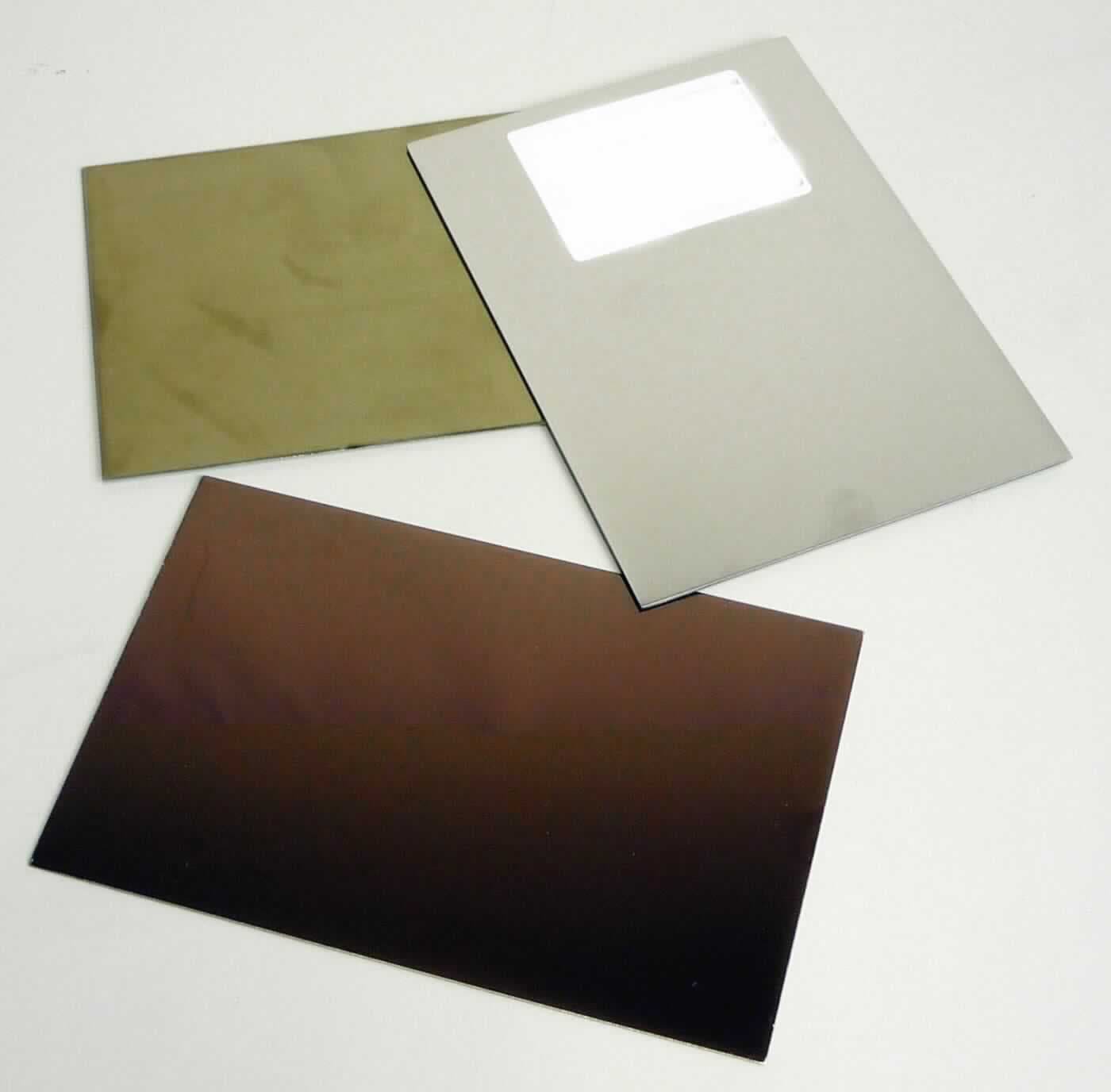 Bleche aus nicht rostendem Stahl

Bei der Ware handelt es sich um kaltgewalzte, rechteckige Flacherzeugnisse nach den Angaben aus einem nicht rostendem Stahl. Die Dicke der Bleche variiert zwischen 0,5 und 3,0 mm. Die Breite der Bleche beträgt mehr als 600 mm. Die Oberfläche der Bleche ist entweder poliert oder durch ein Vakuum-Aufdampfverfahren mit einem Metall beschichtet. 

Die Ware ist aufgrund ihrer Beschaffenheit als andere flachgewalzte Erzeugnisse aus nicht rostendem Stahl, mit einer Breite von 600 mm oder mehr, nur oberflächenbearbeitet, in die Codenummer 7219 9080 00 1 des Zolltarifs einzureihen.