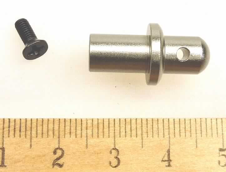Es handelt sich um Zusammenstellungen, bestehend aus
- einem etwa 23 mm langen zylindrischen, aus Aluminium (lt. Antragstellerangabe) 
  gefertigten Erzeugnis (charakterbestimmend), mit einem Kragen, einer durchgehenden 
  Querlochung, einem offenen Ende mit Innengewinde und einem geschlossenen, abgerundet
  gearbeiteten Ende und
- einer Schraube aus Stahl, mit Senkkopf mit Innenvierkant, mit einem bis zum Kopf
  reichenden Gewinde mit stumpfen Ende (Gesamtlänge: etwa 8 mm, Gewindedurchmesser: 
  etwa 3 mm ). 
Die Erzeugnisse dienen zur Befestigung der Karosserie am Fahrzeuggestell von Modellautos, wozu durch die Lochung ein sog. Karosseriesplint (nicht Gegenstand der vZTA) geschoben wird (lt. Antragstellerangabe). 
Die Erzeugnisse sind in einem Kunststoffbeutel mit bedrucktem Pappaufhänger für den Einzelverkauf aufgemacht.

Abbildung siehe Anlage.

Derartige Erzeugnisse gehören als "andere Waren aus Aluminium (den Muttern ähnliche Waren)" zur Codenummer 7616 1000 99 des Integrierten Zolltarifs der EG (TARIC).