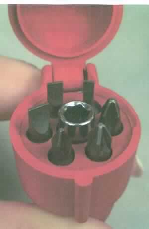 "Bit-Box"; Warenzusammenstellung in Aufmachung für den Einzelverkauf, bestehend aus

- 6 Schraubendrehereinsätzen (Bits) unterschiedlicher Formen aus unedlem Metall (Pos. 8207)

- Bitadapter aus unedlem Metall

- zum Festziehen oder Lösen von Schrauben bestimmt

- in einem Kunststoffbehältnis, die einem Kupplungsstecker ähnelt, mit passgenauen Aussparungen
  zur dauerhaften Aufbewahrung der o.a. Erzeugnisse verpackt

- die Bits der Pos. 8207 bestimmen in Hinblick auf die Menge und die Bedeutung für die Verwendung
  den Charakter der Warenzusammenstellung

Abbildung siehe Anlage.

Derartige Erzeugnisse gehören als "andere auswechselbare Werkzeuge (Schraubendrehereinsätze),
mit arbeitendem Teil aus unedlem Metall, zur Verwendung in mechanischen oder nicht mechanischen Handwerkzeugen oder in Werkzeugmaschinen" zur Codenummer 8207 9030 00 0 des Zolltarifs (ZT).