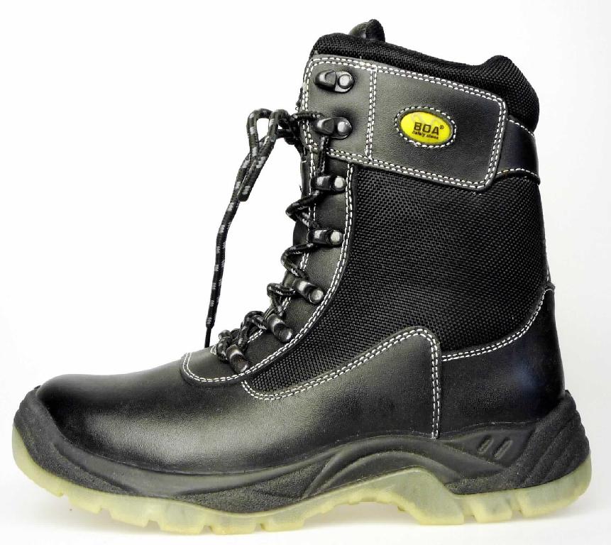 Sicherheitsstiefel (lt. Antrag: "Echtleder Sicherheitsstiefel", Foto siehe Anlage)
- mit Laufsohlen aus Kunststoff,
- mit Oberteil aus Leder (den größten Teil der Außenfläche bildend) und Spinnstoff,
- auf das Oberteil sind Zuschnitte aus Leder als Verstärkungsteile aufgesetzt,
- mit Schnürsenkelverschluss und abstehenden Metallhaken,
- mit einem Metallschutz in der Vorderkappe.

"Schuhe mit Laufsohlen aus Kunststoff und Oberteil aus Leder, andere als in den UPos. 6403 1200 bis 
 6403 2000 genannte, mit einem Metallschutz in der Vorderkappe"