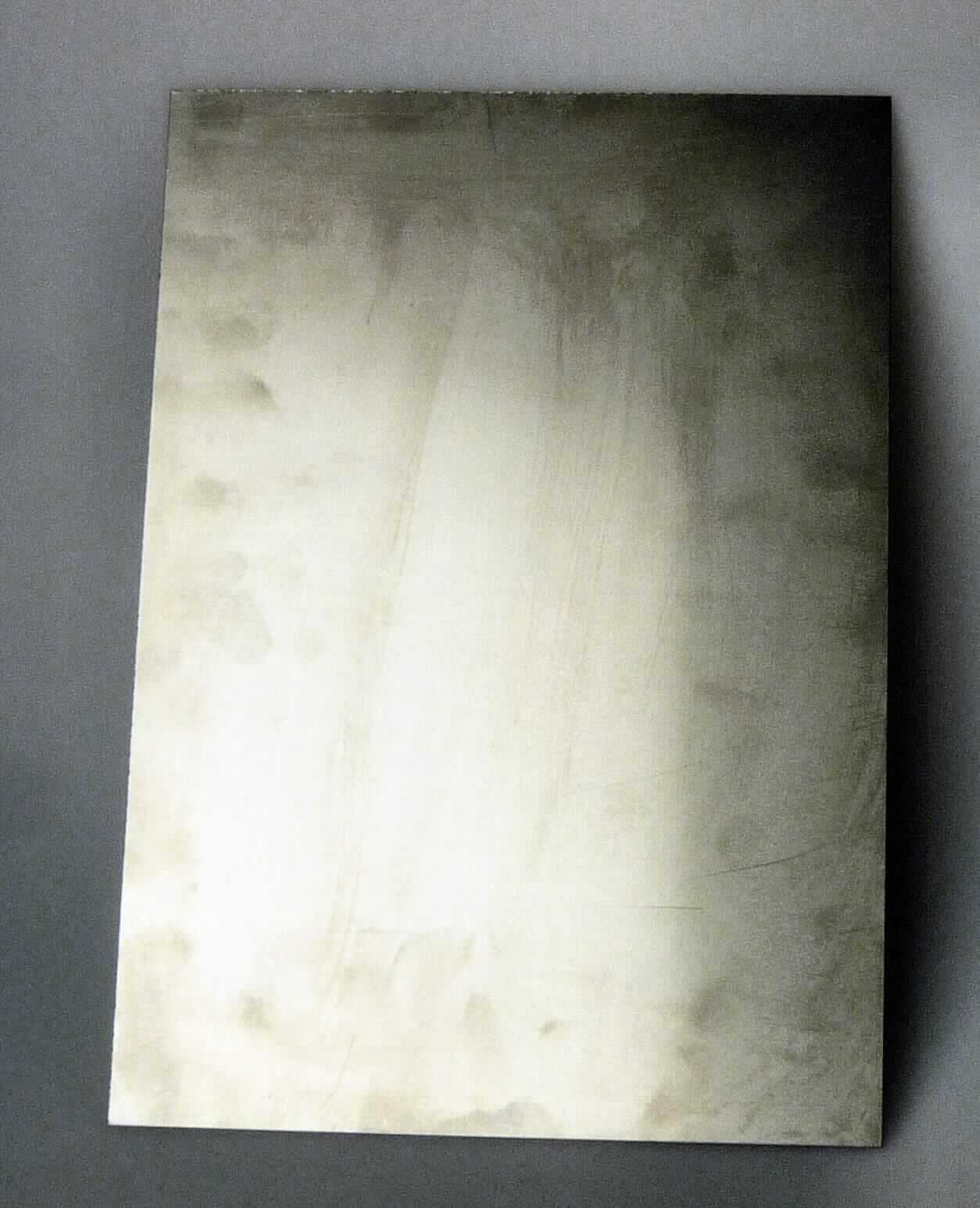 Blech aus Titan

Bei der Ware handelt es sich um kaltgewalzte, geglühte und zunderfreie Flacherzeugnisse in Rollen (Coils) oder Zuschnitten mit einer Dicke von 0,4 - 1,0 mm. Die Breite der Coils beträgt gemäß den Angaben 250 - 1000 mm. Die Abmessungen der Zuschnitte betragen für die Breite 132 - 1250 mm und für die Länge 255 - 3733 mm. 
Lt. Zertifikat besteht das Erzeugnis aus Titan (Titanium grade 1) mit der Werkstoffnummer 3.7025 (DIN 17850) und wird nach den Angaben für Wärmetauscher verwendet. 

Die Ware ist nach ihrer Beschaffenheit als anderes Blech aus unlegiertem Titan in den TARIC-Code 8108 9050 85 des Zolltarifs einzureihen.