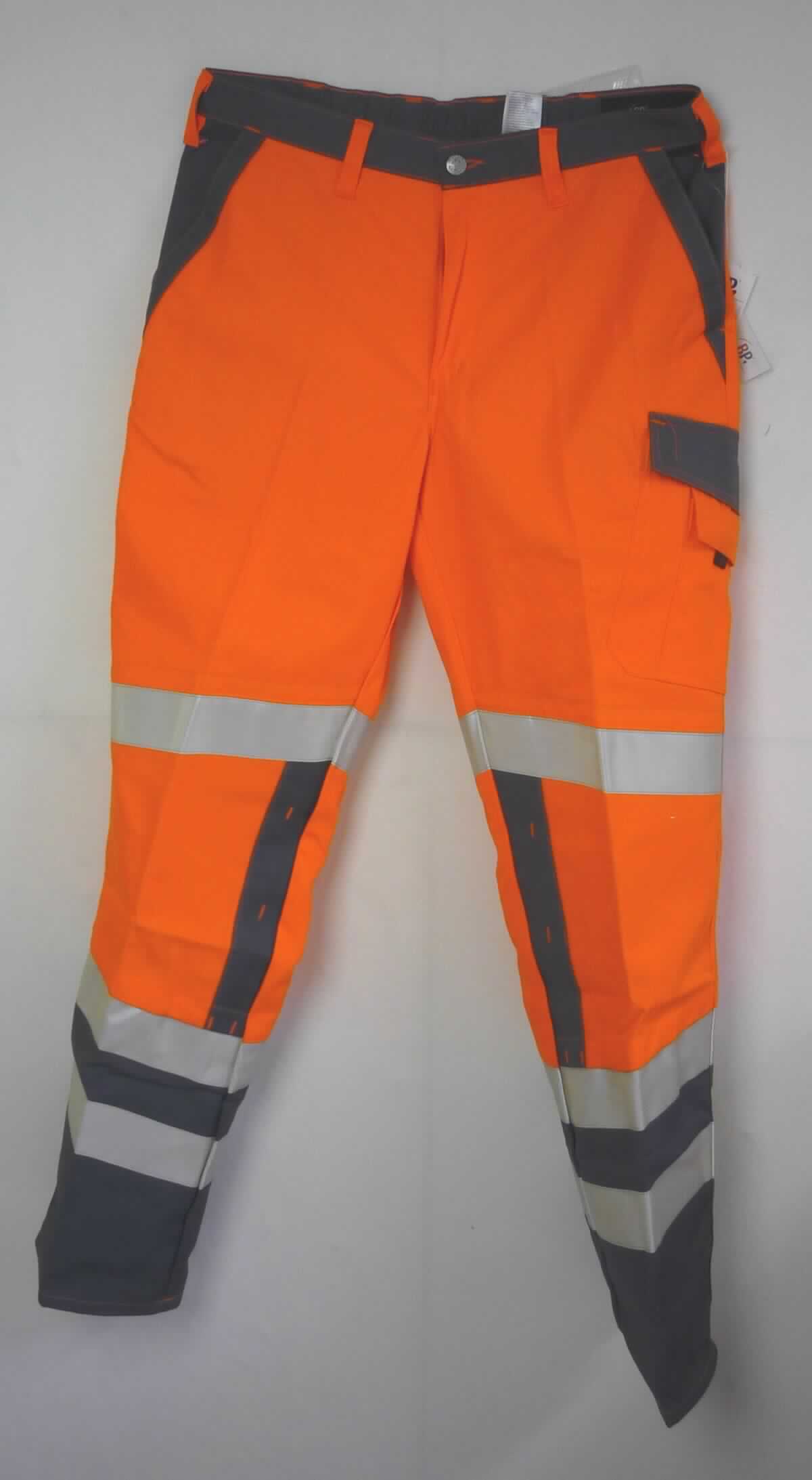 Lange Hose, sog. Sicherheitshose, Größe 50, Foto siehe Anlage,
- aus ca. 0,6 mm dicken, buntgewebten und einfarbigen, strapazierfähigen Geweben aus laut Antrag  
  50 % Polyester (synthetische Chemiefasern) und 50 % Baumwolle,
- in der Taille abschließend, mit einem angesetzten Bund mit Gürtelschlaufen,
- vorn mit einer Öffnung mit Reißverschluss, verdeckt von einer Patte von links über rechts (Männerkleidung),
  die im Bund mit einem Knopf geschlossen wird,
- mit verschiedenen ein- und aufgesetzten Taschen,
- vorn im Bereich der Knie mit aufgesetzten "Einschubtaschen" mit Klettverschluss,
- mit aufgenähten, reflektierenden Streifen versehen,
- mit knöchellangen Hosenbeinen,
- an den Beinabschlüssen durch Umschlagen und Festnähen gesäumt,
- u. a. aufgrund des zweckbestimmten Schnitts, des strapazierfähigen Materials und der Ausstattung erkennbar 
  dazu bestimmt, ausschließlich oder hauptsächlich zum Schutz anderer Kleidungsstücke und/oder Personen bei 
  der Ausübung einer Gewerbe- oder Berufstätigkeit getragen zu werden.

"Lange Hose, aus Geweben, für Männer, aus synthetischen Chemiefasern, Arbeits- und Berufskleidung"