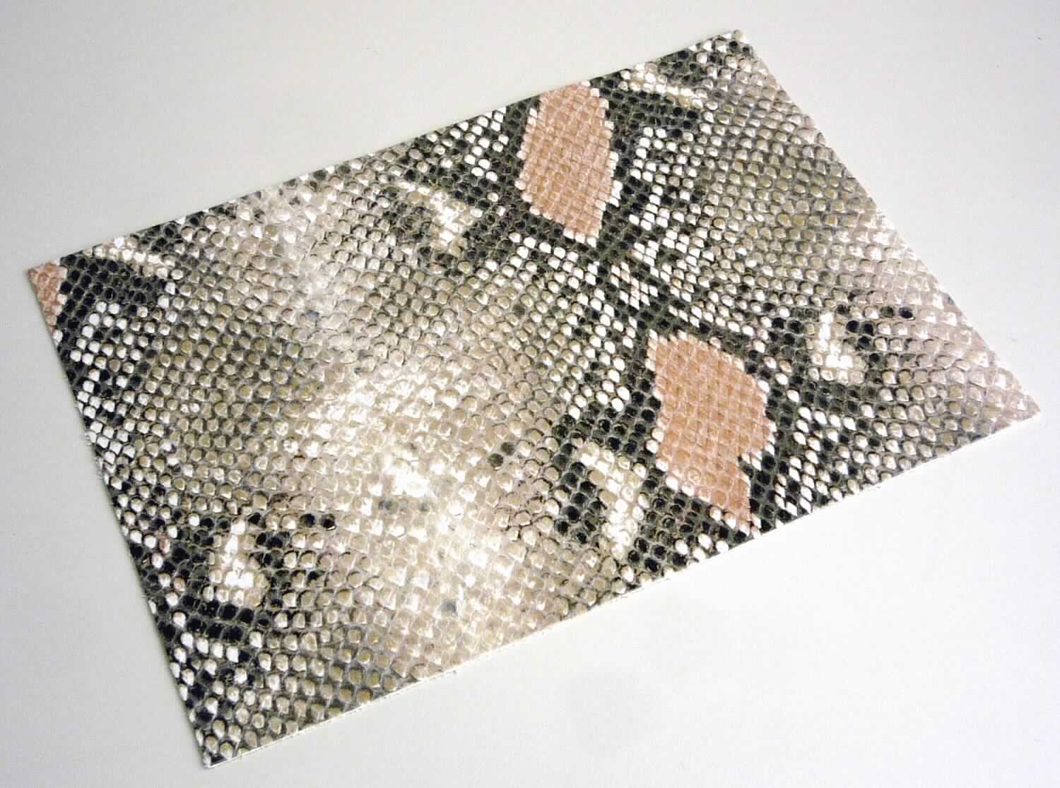 Leder, sog. chromgegerbte Kalbhälften, Abbildung siehe Anlage, 
- die Einreihung erfolgt anhand eines vorgelegten Abschnitts von ca. 21 x 15 cm und den Antragsangaben, 
- laut Antrag: 
- - Narbenspalt vom Kalb, 
- - in Form von Hälften (Fellgröße: 1,49 bis 1,67 qm), 
- - mit einer Dicke von 0,9 bis 1,1 mm, 
- enthaart und gegerbt, 
- laut Untersuchungsergebnis zugerichtet: 
- - auf der Oberfläche erst mit Farbe und anschließend musterbildend mit lackartigem Kunststoff bedruckt (keine 
    Folie vorhanden; der Kunststoff ist nicht flächendeckend aufgebracht, damit kein Leder der Position 4114).

"Nach dem Gerben oder Trocknen zugerichtetes Leder von Kälbern, enthaart, kein Leder der Position 4114,
 keine ganze Haut, Narbenspalt"