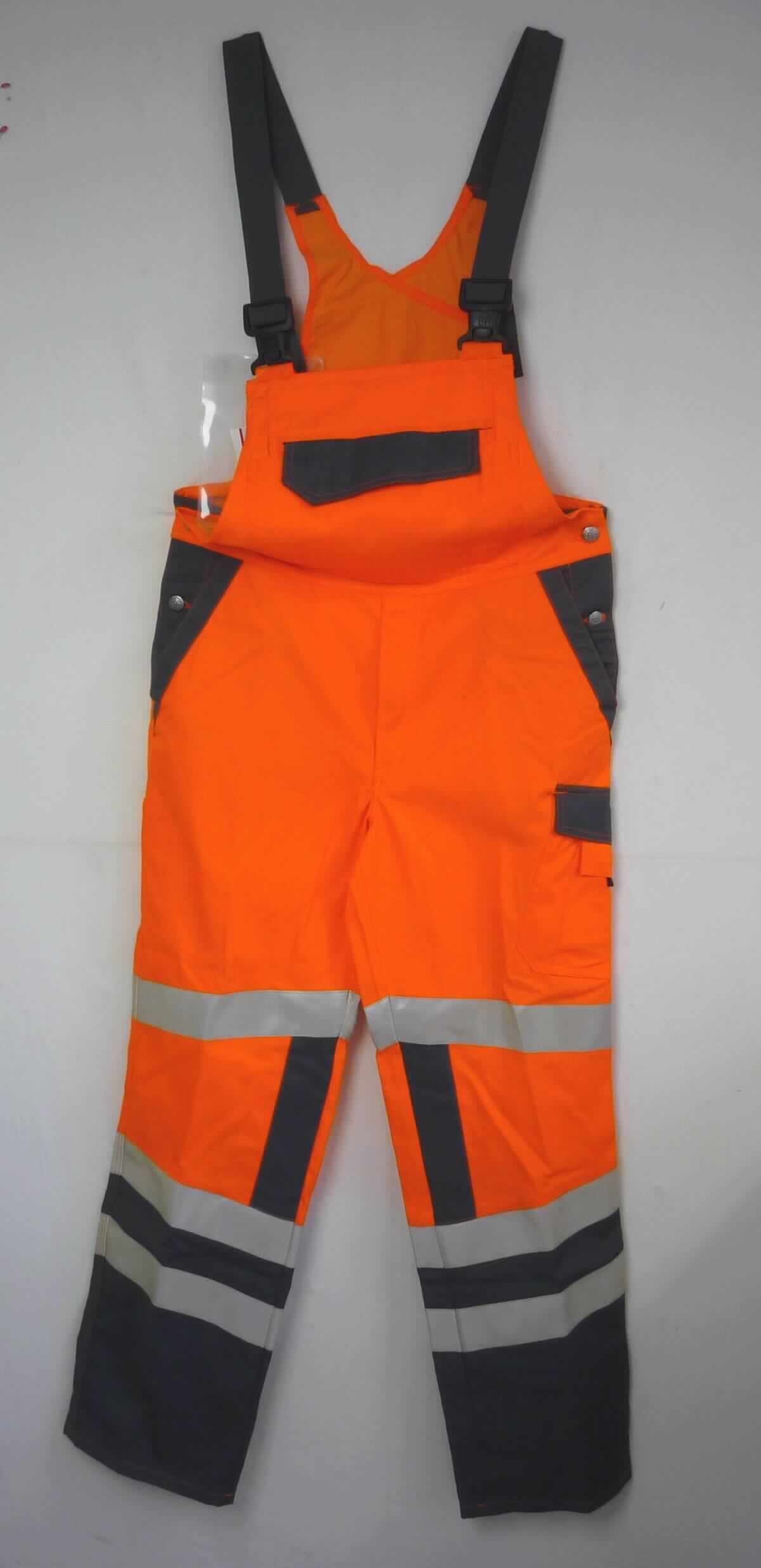 Latzhose, sog. Sicherheitslatzhose, Größe 50, Foto siehe Anlage,
- aus ca. 0,5 mm dicken, einfarbigen (orangefarben), strapazierfähigen Geweben aus laut Antrag 
  50 % Baumwolle und 50 % Polyester (synthetische Chemiefasern) und aus 0,5 mm dicken, einfarbigen
  (grau), strapazierfähigen Geweben aus laut Antrag 65 % Polyester und 35 % Baumwolle, 
- mit einem Vorder- und Rückenlatz; mit längenverstellbaren Trägern aus Gewirken, mit Kunststoffschnallen,
- im Bereich der Taille seitlich mit Öffnungen mit Knopfverschluss, weitenverstellbar; mit Einsätzen aus 
  elastischen Gewirken, 
- vorn mit einer Öffnung mit Reißverschluss, verdeckt von einer Patte von links über rechts (Männerkleidung), 
- mit diversen eingesetzten und aufgesetzten, offenen oder mit Patte und Druckknopfverschluss ausgestatteten 
  Taschen,
- mit knöchellangen Hosenbeinen, mit aufgenähten, reflektierenden Streifen,
- an den Beinabschlüssen durch Umschlagen und Festnähen gesäumt, 
- lässt erkennen, dass sie dazu bestimmt ist, ausschließlich oder hauptsächlich zum Schutz anderer Kleidungs-
  stücke und/oder Personen bei Ausübung einer Gewerbe-, Berufs- oder Haushaltstätigkeit getragen zu werden.

"Latzhose, aus Geweben, für Männer, aus synthetischen Chemiefasern, Arbeits- und Berufskleidung"