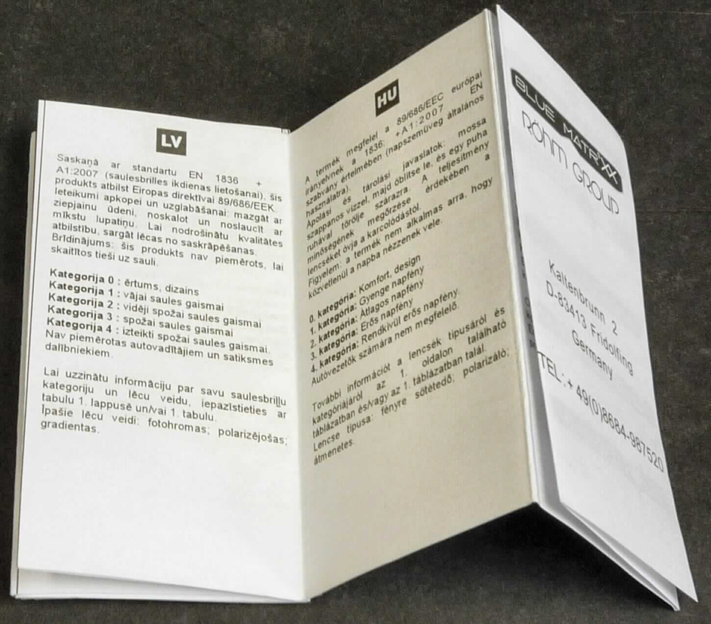 Bei der Ware handelt es sich um einen etwa 54,5 x 8,4 cm großen, mit Text bedruckten Zuschnitt aus Papier (zwölfmal auf etwa 4,1 x 8,4 cm leporelloartig gefaltet). Er enthält Pflege- und Aufbewahrungshinweise für Sonnenbrillen und ist in 24 Sprachen verfasst.

Abbildung siehe Anlage.

Derartige Waren gehören als "durch Text charakterisierte, zum Lesen bestimmte Druckerzeugnisse, in losen Bogen oder Blättern, gefalzt" zum TARIC-Code 4901 10 00 00.