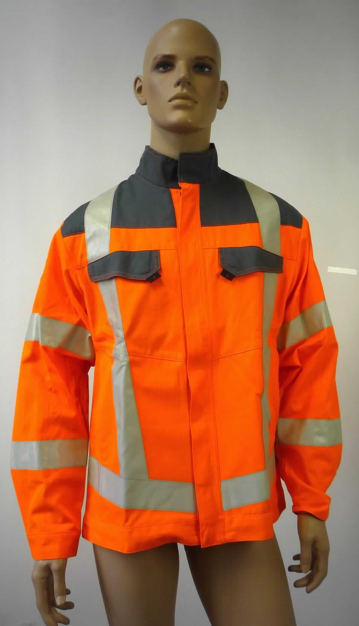 Jacke, sog. Bundjacke, Sicherheitsjacke, Größe 48/50, Foto siehe Anlage,
- aus ca. 0,6 mm dicken, einfarbigen und buntgewebten, strapazierfähigen Geweben aus laut Antrag 
  50 % Polyester (synthetische Chemiefasern) und 50 % Baumwolle,
- über den Schritt reichend (Rückenlänge: ca. 75 cm),
- ungefüttert,
- mit einem Stehkragen,
- vorn mit einer durchgehenden Öffnung mit Reißverschluss und einer überlappenden Patte mit Druckknopfver-
  schluss von links über rechts (Männerkleidung),
- mit langen Ärmeln; an den Ärmelenden mittels Druckknopfverschluss zu verengen,
- vorn mit zwei eingesetzten Taschen mit Patte und Klett- und Druckknopfverschluss im Brustbereich und zwei 
  eingesetzten, offenen Taschen unterhalb der Taille,
- mit aufgenähten, reflektierenden Streifen versehen,
- in Bahnen gearbeitet,
- am unteren Rand mit einem angesetzten, nicht verengenden Bund,
- aufgrund des strapazierfähigen Materials und des zweckbestimmten, einfachen Schnitts erkennbar dazu 
  bestimmt, ausschließlich oder hauptsächlich zum Schutz der Person und/oder der Kleidung getragen zu 
  werden (somit Arbeits- und Berufskleidung).

"Jacke, aus Geweben, für Männer, aus synthetischen Chemiefasern, Arbeits- und Berufskleidung"