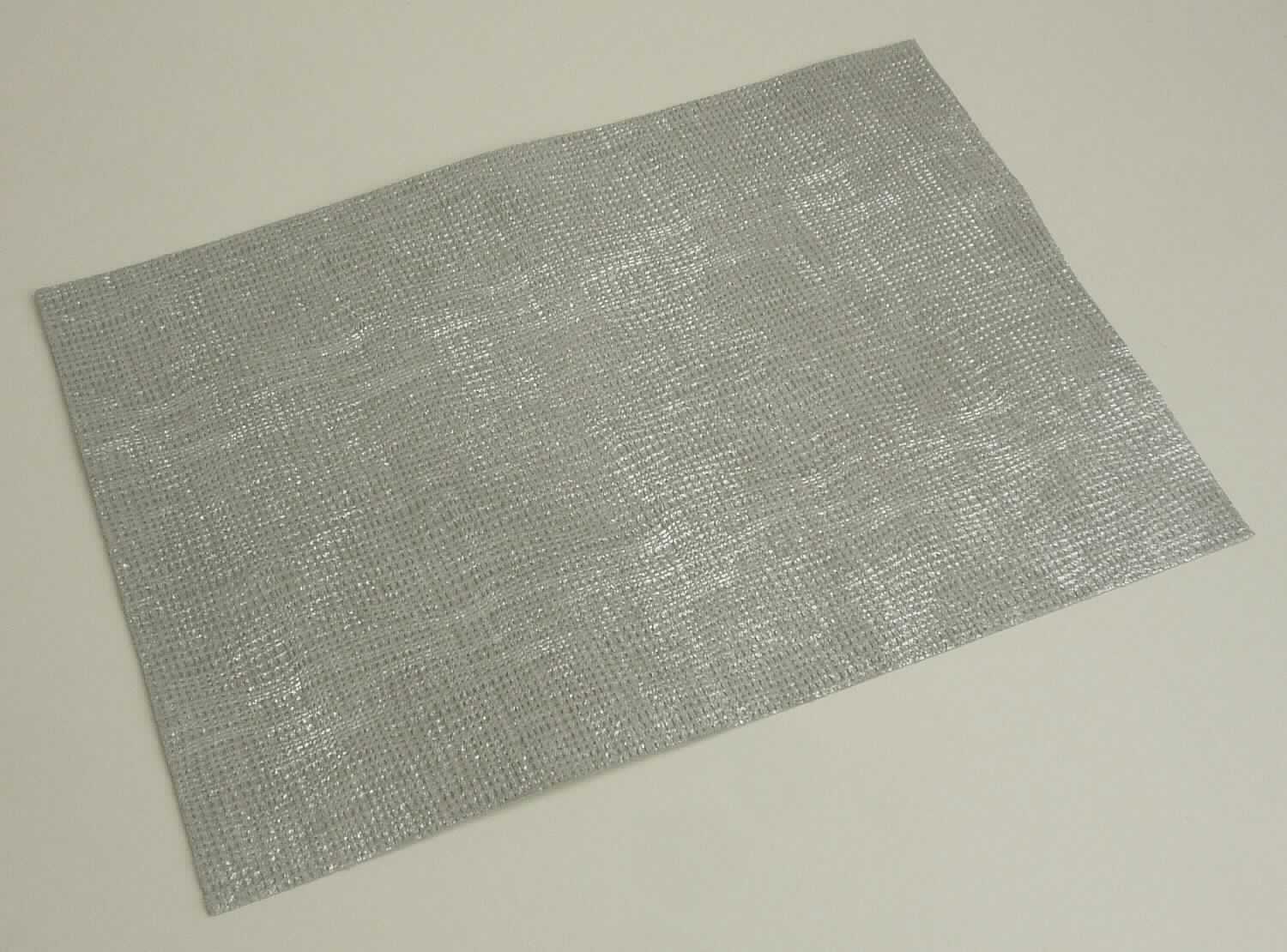 Leder, sog. ganze Ziegenfelle, chromgegerbt, Abbildung siehe Anlage, 
- die Einreihung erfolgt anhand eines vorgelegten Abschnitts von ca. 21 x 15 cm und den Antragsangaben,
- laut Antrag: 
- - Narbenspalt von der Ziege (Paarhufer), 
- - in Form von Fellen (Fellgröße: 0,28 bis 0,37 qm), 
- - mit einer Dicke von 0,8 bis 1,0 mm, 
- enthaart und gegerbt, 
- laut Untersuchungsergebnis zugerichtet: 
- - auf der Oberfläche geprägt und mit einer metallischen Farbe musterbildend bedruckt (es ist keine Folie 
    vorhanden; damit kein Leder der Position 4114).

"Nach dem Gerben oder Trocknen zugerichtetes Leder, von anderen Tieren als Rindern, Einhufern und Schafen 
 oder Lämmern, enthaart, gespalten, kein Leder der Position 4114, von Ziegen oder Zickeln"