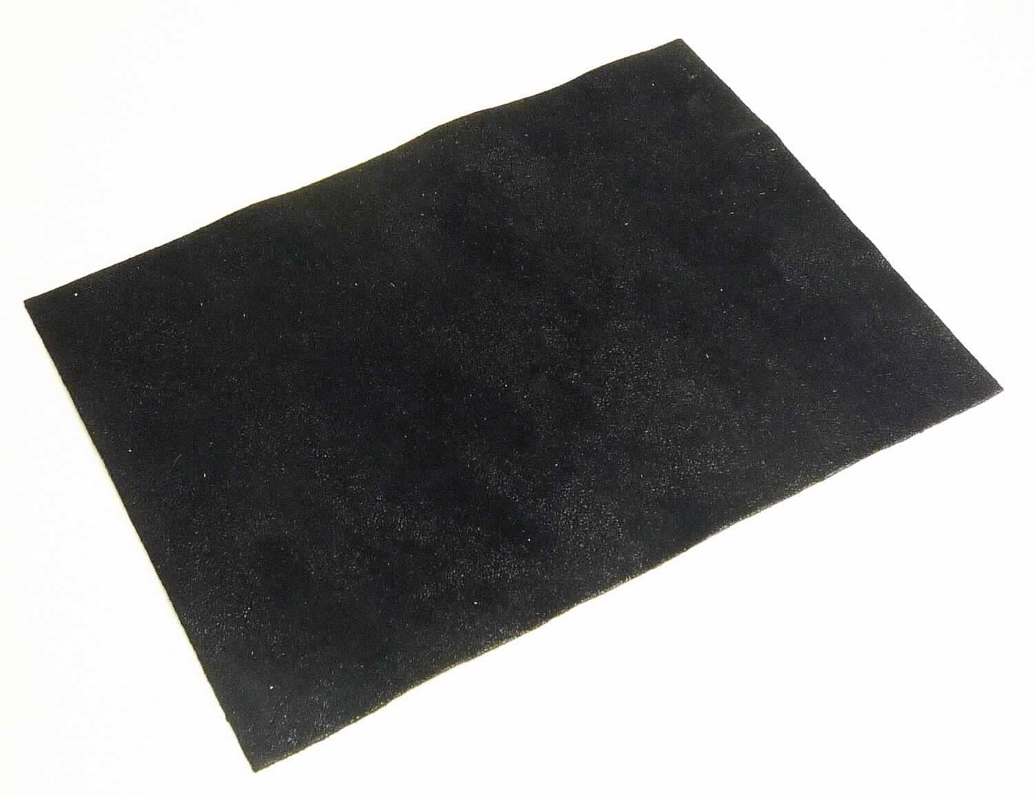 Leder, sog. ganze Ziegenfelle chromgegerbt, Abbildung siehe Anlage, 
- die Einreihung erfolgt anhand eines vorgelegten Abschnitts von ca. 21 x 15 cm und den Antragsangaben,
- laut Antrag: 
- - Narbenspalt von der Ziege (Paarhufer), 
- - in Form von Fellen (Fellgröße: 0,28 bis 0,37 qm), 
- - mit einer Dicke von 0,7 bis 0,9 mm, 
- enthaart und gegerbt, 
- laut Untersuchungsergebnis zugerichtet: 
- - auf der Oberfläche mit einer metallischen Farbe punktuell bedruckt (es ist keine Folie vorhanden; damit kein 
    Leder der Position 4114).

"Nach dem Gerben oder Trocknen zugerichtetes Leder, von anderen Tieren als Rindern, Einhufern und Schafen 
 oder Lämmern, enthaart, gespalten, kein Leder der Position 4114, von Ziegen oder Zickeln"
