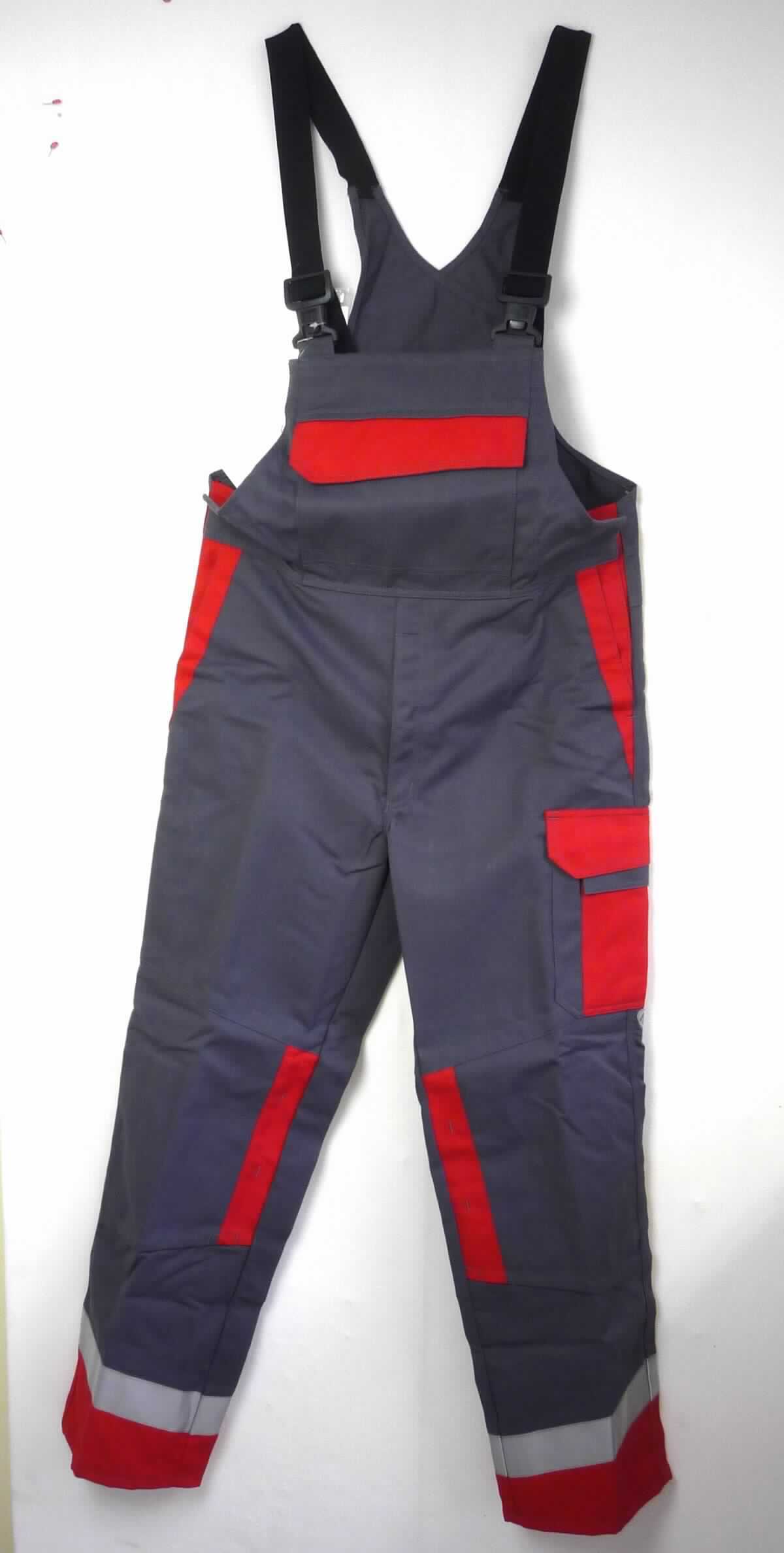 Latzhose, Größe 50, Foto siehe Anlage,
- aus verschiedenen bis zu ca. 0,7 mm dicken, einfarbigen, strapazierfähigen Geweben aus laut Antrag 
  35 % Aramid, 30 % Modacryl, 9 % Polyamid, 1 % "Belltron" (alles synthetische Chemiefasern) und 
  25 % Baumwolle,
- vorn im Bereich unterhalb der Taille gefüttert,
- mit einem Vorder- und Rückenlatz; mit längenverstellbaren Trägern aus Gewirken, mit Klickverschlüssen aus 
  Kunststoff,
- im Bereich der Taille seitlich mit erweiternden Einsätzen mit Knopfverschluss,
- vorn mit einer Öffnung mit Reißverschluss, verdeckt von einer Patte von links über rechts (Männerkleidung),
- mit diversen eingesetzten und aufgesetzten, offenen oder mit Patte und Klett- oder Druckknopfverschluss 
  ausgestatteten Taschen,
- im Bereich der Knie mit aufgesetzten "Einschubtaschen" versehen,
- mit knöchellangen Hosenbeinen, mit aufgenähten, reflektierenden Streifen,
- an den Beinabschlüssen durch Umschlagen und Festnähen gesäumt, 
- lässt erkennen, dass sie dazu bestimmt ist, ausschließlich oder hauptsächlich zum Schutz anderer Kleidungs-
  stücke und/oder Personen bei Ausübung einer Gewerbe-, Berufs- oder Haushaltstätigkeit getragen zu werden.

"Latzhose, aus Geweben, für Männer, aus synthetischen Chemiefasern, Arbeits- und Berufskleidung"