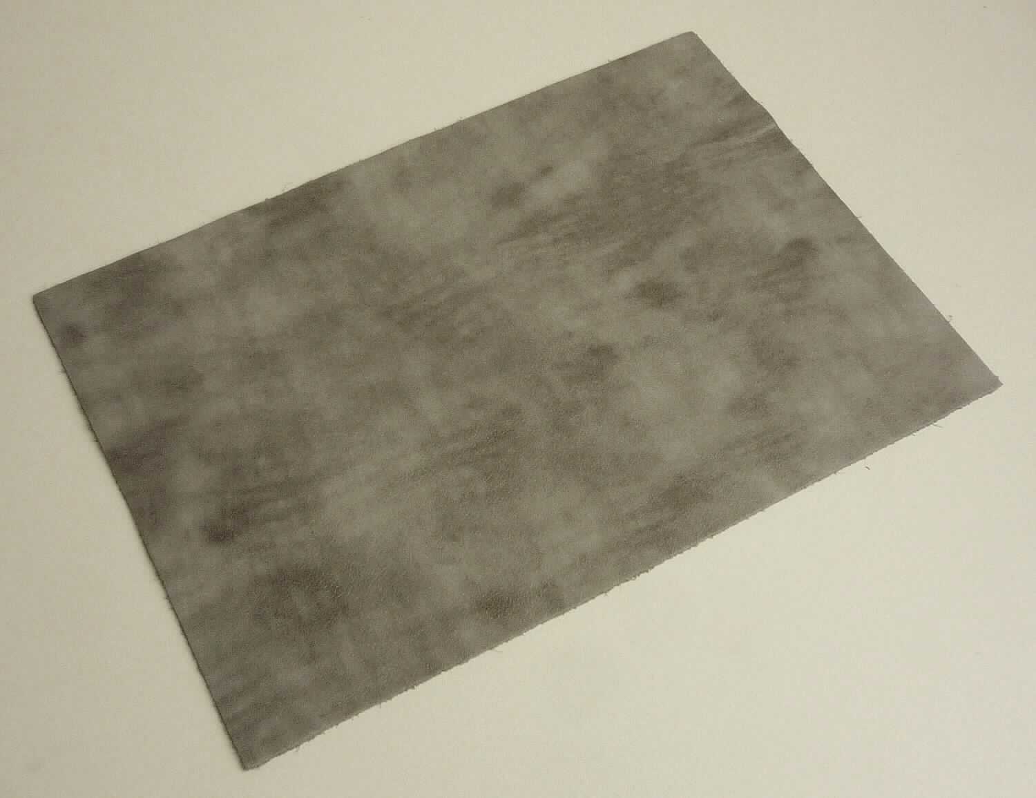 Leder, sog. Kalbhälften, chromgegerbt, Abbildung siehe Anlage, 
- die Einreihung erfolgt anhand eines vorgelegten Abschnitts von ca. 21 x 15 cm und den Antragsangaben, 
- laut Antrag: 
- - in Form von Kalbhäften (Fellgröße: 1,11 bis 1,58 qm), 
- - mit einer Dicke von 0,9 bis 1,1 mm, 
- enthaart und gegerbt, 
- laut Untersuchungsergebnis zugerichtet: 
- - auf der Oberfläche abgeschliffen (die Narbenstruktur - Poren - ist dadurch nicht erkennbar, somit kein
    Narbenspalt, da der Narben bei der vorliegenden Warenprobe vollständig entfernt wurde) und mit Farbe
    punktuell bedruckt (keine Folie vorhanden; kein Leder der Position 4114).

"Nach dem Gerben oder Trocknen zugerichtetes Leder von Kälbern, enthaart, kein Leder der Position 4114,
 keine ganze Haut, anderes als Vollleder bzw. Narbenspalt"