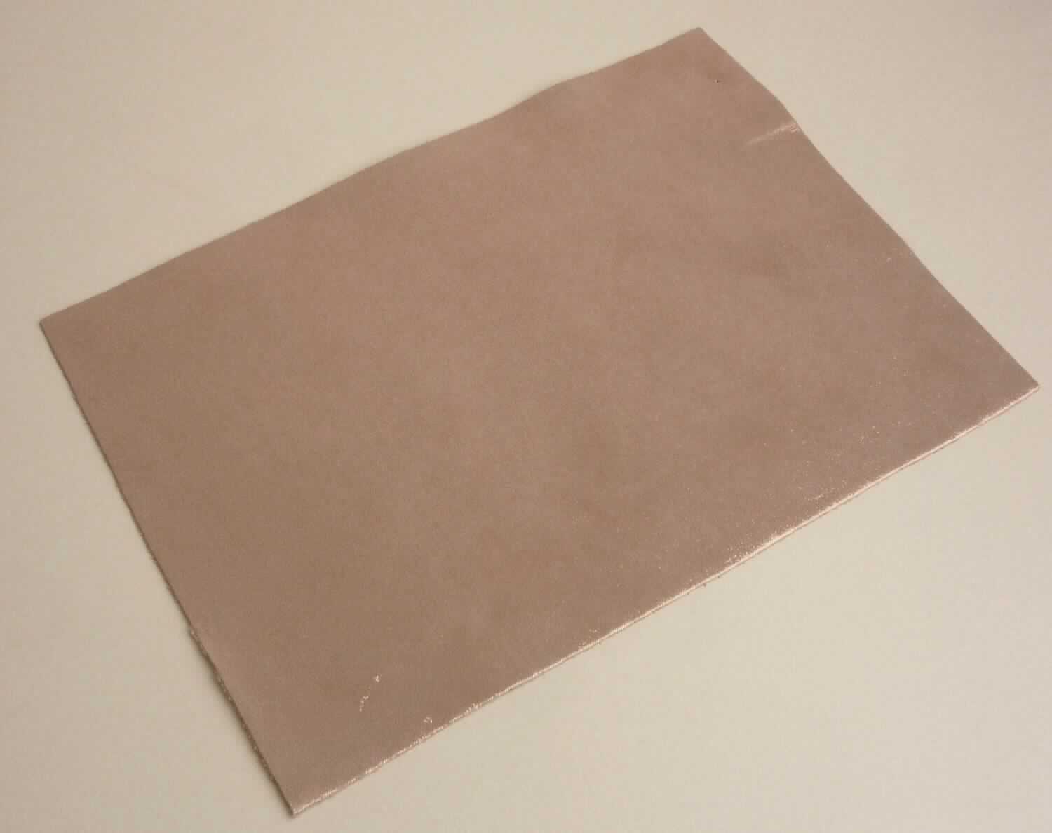 Leder, sog. Kalbhälften, chromgegerbt, Abbildung siehe Anlage, 
- die Einreihung erfolgt anhand eines vorgelegten Abschnitts von ca. 21 x 15 cm und den Antragsangaben, 
- laut Antrag: 
- - Narbenspalt vom Kalb, 
- - in Form von Hälften (Fellgröße: 1,21 bis 1,67 qm), 
- - mit einer Dicke von 0,8 bis 1,0 mm, 
- enthaart und gegerbt, 
- laut Untersuchungsergebnis zugerichtet: 
- - auf der Oberfläche schwach angeschliffen und mit einer metallischen Farbe punktuell bedruckt (kein Leder der 
    Position 4114).

"Nach dem Gerben oder Trocknen zugerichtetes Leder von Kälbern, enthaart, kein Leder der Position 4114,
 keine ganze Haut, Narbenspalt"