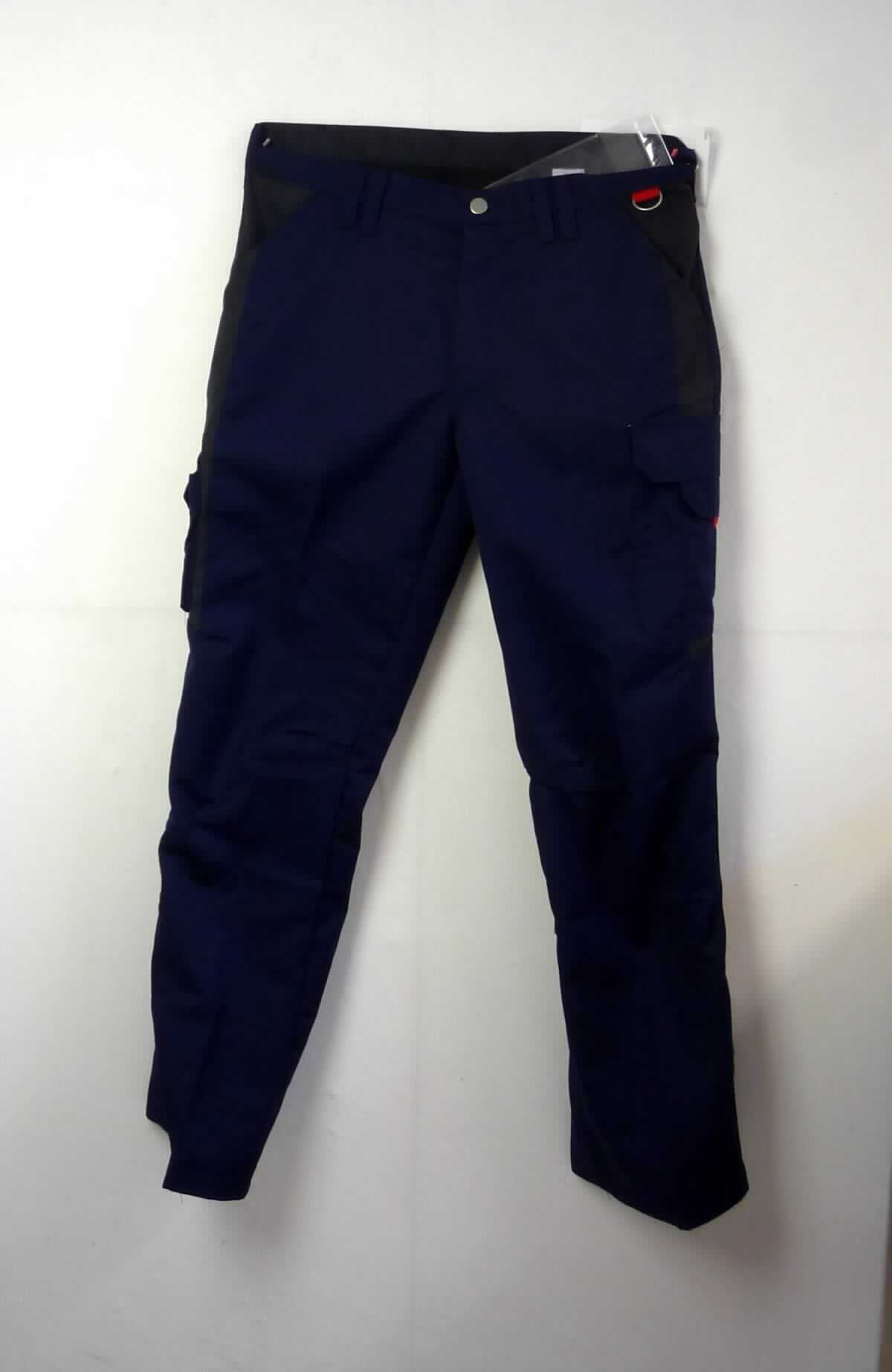 Lange Hose, sog. Bundhose, Größe 50, Foto siehe Anlage,
- aus ca. 0,5 mm dicken, einfarbigen, strapazierfähigen Geweben aus laut Antrag 65 % Polyester (synthetische 
  Chemiefasern) und 35 % Baumwolle,
- in der Taille abschließend, mit einem angesetzten Bund mit Gürtelschlaufen, mit einer Metallöse versehen,
- vorn mit einer Öffnung mit Reißverschluss, verdeckt von einer Patte von links über rechts (Männerkleidung),
  die im Bund mit einem Knopf geschlossen wird,
- hinten unterhalb des Bundes mit einem ca. 5 cm breiten Einsatz aus Gewirken aus Spinnstoffen,
- mit diversen eingesetzten und aufgesetzten, offenen oder mit Druckknopfverschluss bzw. mit Patte und Druck-
  knopfverschluss ausgestatteten Taschen,
- mit knöchellangen Hosenbeinen, im Bereich der Knie mit Abnähern versehen,
- an den Beinabschlüssen durch Umschlagen und Festnähen gesäumt,
- lässt erkennen, dass sie dazu bestimmt ist, ausschließlich oder hauptsächlich zum Schutz anderer 
  Kleidungsstücke und/oder Personen bei Ausübung einer Gewerbe-, Berufs- oder Haushaltstätigkeit getragen 
  zu werden, somit keine Ware der Unterposition 6203 4319.

"Lange Hose, aus Geweben, für Männer, aus synthetischen Chemiefasern, Arbeits- und Berufskleidung"