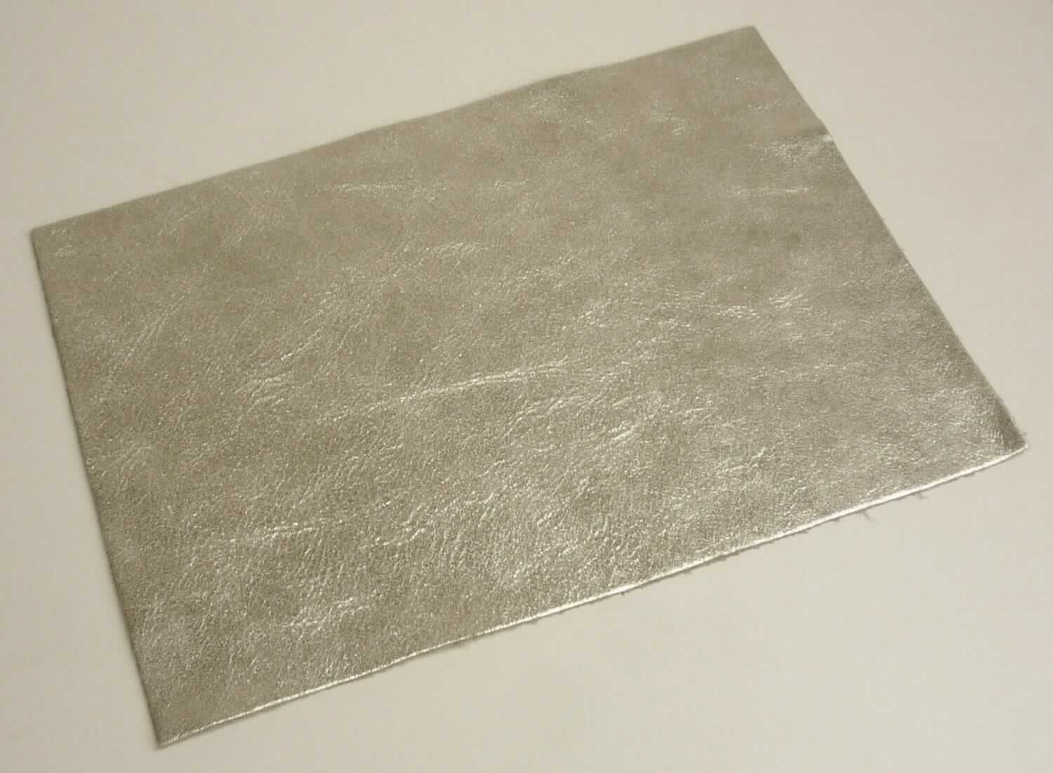 Leder, sog. Kalbhälften, chromgegerbt, Abbildung siehe Anlage, 
- die Einreihung erfolgt anhand eines vorgelegten Abschnitts von ca. 21 x 15 cm und den Antragsangaben, 
- laut Antrag: 
- - Narbenspalt vom Kalb, 
- - in Form von Hälften (Fellgröße: 1,21 bis 1,67 qm), 
- - mit einer Dicke von 0,8 bis 1,0 mm, 
- enthaart und gegerbt, 
- laut Untersuchungsergebnis zugerichtet: 
- - auf der Oberfläche geprägt und mit einer metallischen Farbe musterbildend bedruckt (der Kunststoff ist nicht 
    flächendeckend aufgebracht, damit kein Leder der Position 4114).

"Nach dem Gerben oder Trocknen zugerichtetes Leder von Kälbern, enthaart, kein Leder der Position 4114,
 keine ganze Haut, Narbenspalt"