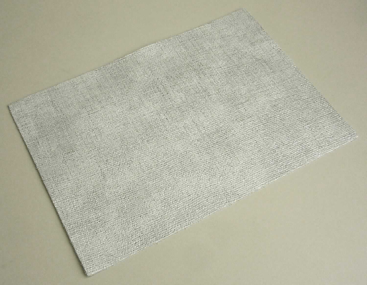 Leder, sog. Kalbhälften, chromgegerbt, Abbildung siehe Anlage, 
- die Einreihung erfolgt anhand eines vorgelegten Abschnitts von ca. 21 x 15 cm und den Antragsangaben, 
- laut Antrag: 
- - Narbenspalt vom Kalb, 
- - in Form von Hälften (Fellgröße: 1,30 bis 1,67 qm), 
- - mit einer Dicke von 0,9 bis 1,1 mm, 
- enthaart und gegerbt, 
- laut Untersuchungsergebnis zugerichtet: 
- - auf der Oberfläche geprägt und mit einer metallischen Farbe musterbildend bedruckt (der Kunststoff ist nicht 
    flächendeckend aufgebracht, damit kein Leder der Position 4114).

"Nach dem Gerben oder Trocknen zugerichtetes Leder von Kälbern, enthaart, kein Leder der Position 4114,
 keine ganze Haut, Narbenspalt"