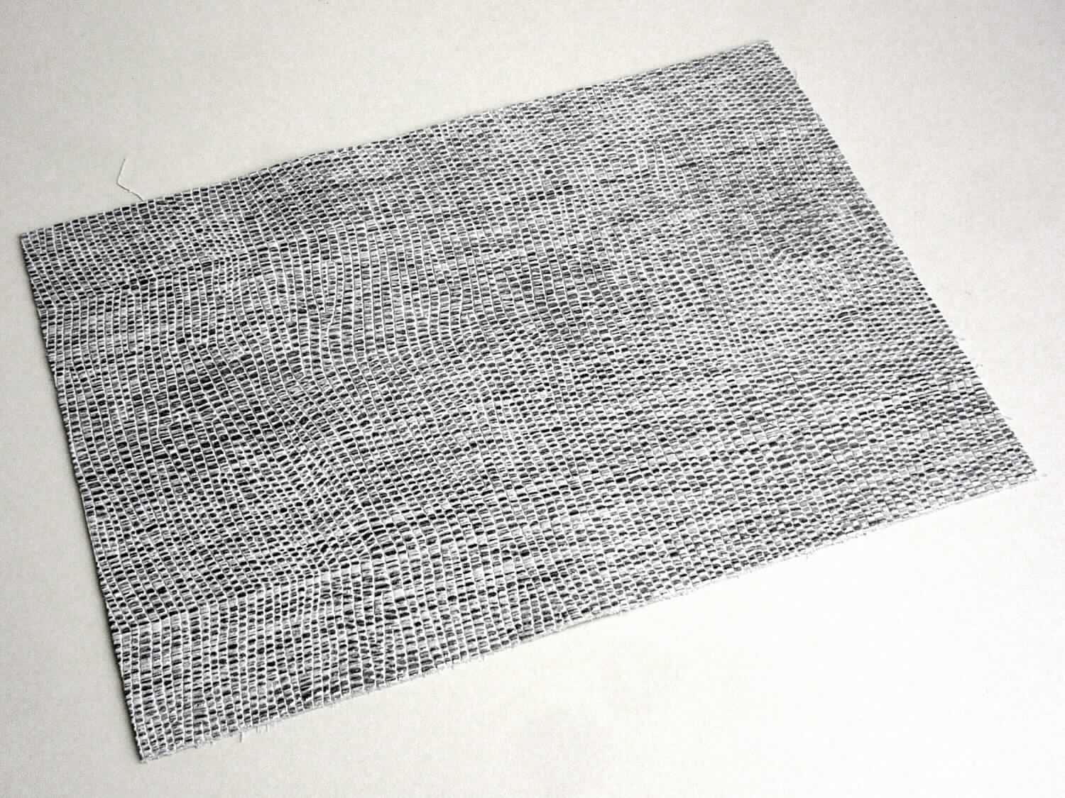 Leder, sog. Kalbhälften, chromgegerbt, Abbildung siehe Anlage, 
- die Einreihung erfolgt anhand eines vorgelegten Abschnitts von ca. 21 x 15 cm und den Antragsangaben, 
- laut Antrag: 
- - Narbenspalt vom Kalb, 
- - in Form von Hälften (Fellgröße: 1,11 bis 1,49 qm), 
- - mit einer Dicke von 0,8 bis 1,0 mm, 
- enthaart und gegerbt, 
- laut Untersuchungsergebnis zugerichtet: 
- - auf der Oberfläche eingeschnitten und mit einer metallischen Kunststoff/ Farbe musterbildend bedruckt (der 
    Kunststoff ist nicht flächendeckend aufgebracht, damit kein Leder der Position 4114).

"Nach dem Gerben oder Trocknen zugerichtetes Leder von Kälbern, enthaart, kein Leder der Position 4114,
 keine ganze Haut, Narbenspalt"