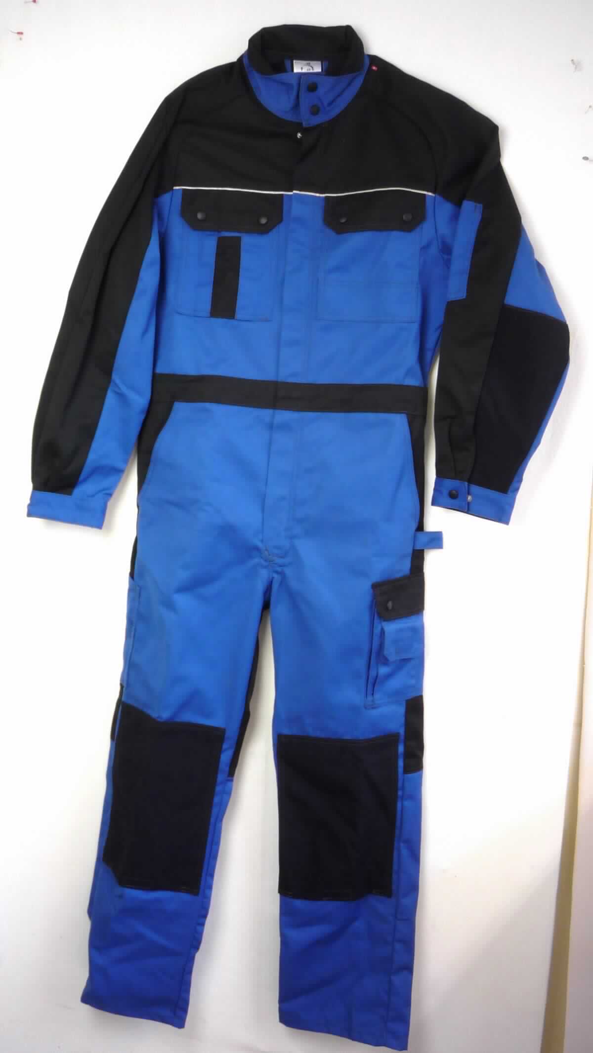 Overall, Größe 54, Foto siehe Anlage,
- aus ca. 0,6 mm dicken, verschiedenen einfarbigen, strapazierfähigen Geweben aus laut Antrag 65 % Baumwolle
  und 35 % Polyester (synthetische Chemiefasern),
- einteilig; den ganzen Körper mit Ausnahme von Kopf, Händen und Füßen bedeckend,
- mit einem Stehkragen,     
- vorn mit einer bis zum Schritt reichenden Öffnung mit Reißverschluss, verdeckt von einer Patte mit Druckknopf-
  verschluss von links über rechts (Männerkleidung),
- im Bereich der Taille teilweise elastisch verengt,
- mit langen Ärmeln, an den Ärmelenden mittels Druckknopfverschluss zu verengen,
- mit verschiedenen ein- und aufgesetzten Taschen; im Bereich der Knie mit aufgesetzten "Einschubtaschen" mit 
  Klettverschluss,
- seitlich im Bereich der Hüfte mit zwei Eingriffsöffnungen, 
- mit reflektierenden Paspeln versehen,
- an den Beinabschlüssen durch Umschlagen und Festnähen gesäumt,
- u. a. aufgrund des zweckbestimmten Schnitts, des strapazierfähigen Materials und der Ausstattung erkennbar 
  dazu bestimmt, ausschließlich oder hauptsächlich zum Schutz anderer Kleidungsstücke und/oder Personen bei 
  der Ausübung einer Gewerbe- oder Berufstätigkeit getragen zu werden,
- aufgrund der Materialzusammensetzung keine Ware der Unterposition 6211 33.

"Andere Kleidung (Overall), aus Geweben, für Männer, aus Baumwolle, Arbeits- und Berufskleidung"