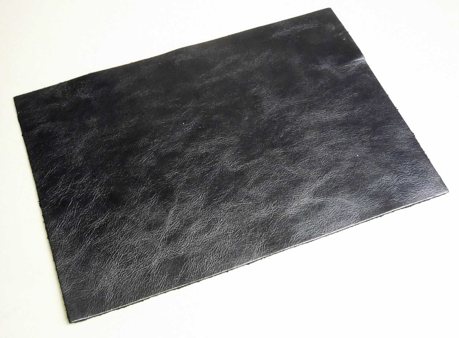 Metallisiertes Leder, sog. Kalbhälften, chromgegerbt, Abbildung siehe Anlage, 
- die Einreihung erfolgt anhand eines vorgelegten Abschnitts von ca. 21 x 15 cm und den Antragsangaben, 
- laut Antrag: 
- - Narbenspalt vom Kalb, 
- - in Form von Hälften (Fellgröße: 1,30 bis 2,14 qm), 
- - mit einer Dicke von 0,8 bis 1,0 mm, 
- enthaart und gegerbt, 
- laut Untersuchungsergebnis: 
- - auf der ganzen Oberfläche mit einem metallischen Farbaufstrich versehen.

"Metallisiertes Leder"