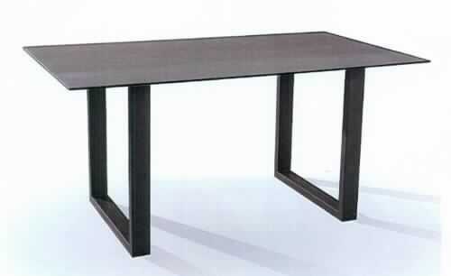 Es handelt sich um einen ca. 200 x 100 x 76 cm großen Esszimmertisch (Artikelnummer 030.001584-RH1144), bestehend aus einem Metallgestell in Form von zwei u-förmigen Tischbeinen und einer Tischplatte aus Glas. 

Bei dem aus zwei unterschiedlichen Stoffen bestehenden Tisch wird der stoffliche Charakter der Ware insbesondere aufgrund der Bedeutung für die Verwendung als Stabilität verleihendes Element von dem Metallgestell bestimmt. 

Die Ware ist als "anderes als von den Positionen 9401 und 9402 erfasstes Möbel, aus Metall, nicht von der für Büros verwendeten Art, nicht für zivile Luftfahrzeuge" einzureihen