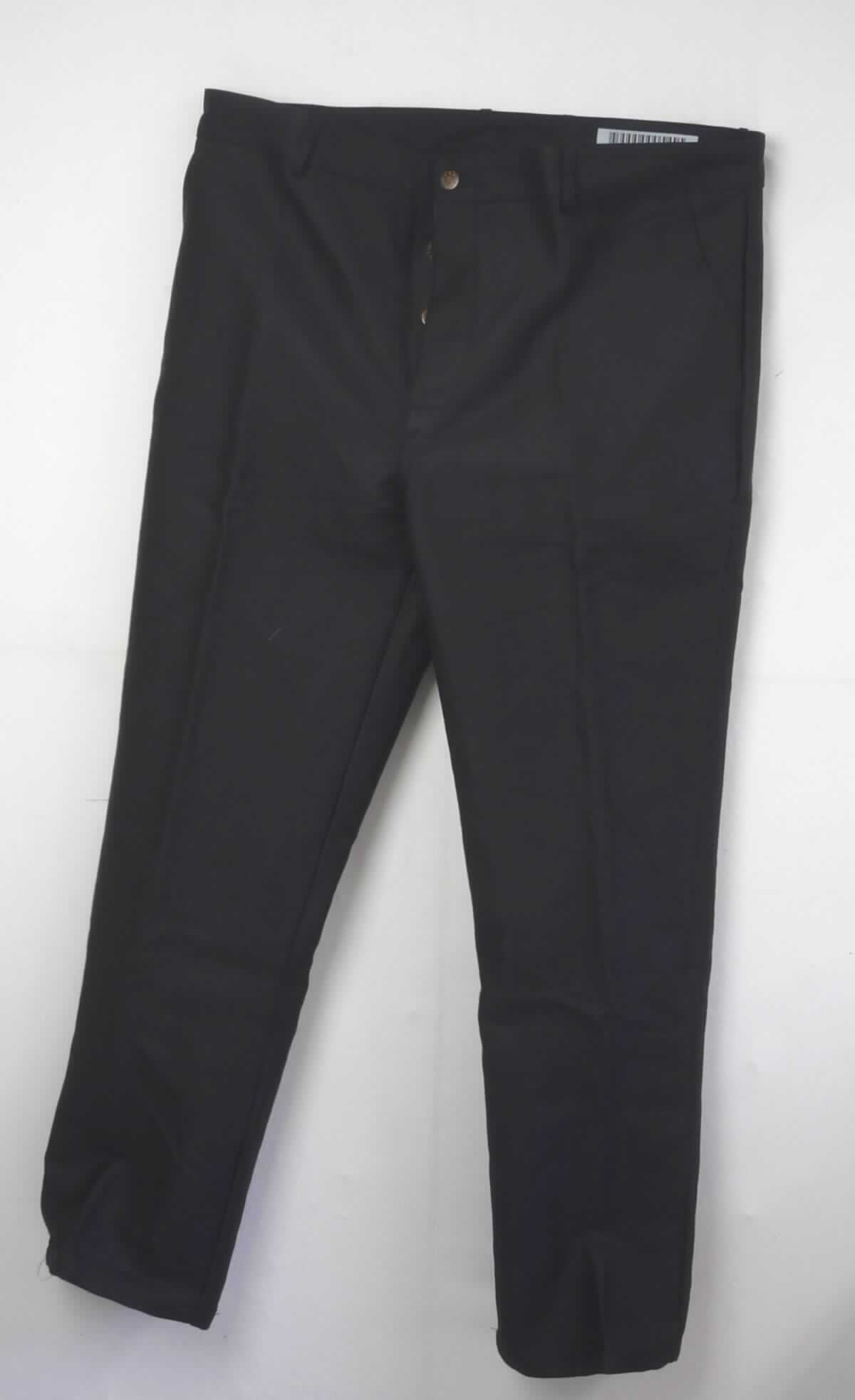 Lange Hose, sog. Bundhose, Größe 52, Foto siehe Anlage,
- aus ca. 0,9 mm dicken, einfarbigen, einseitig (Innenseite) gerauten Geweben aus laut Antrag 100 % Baumwolle,
- in der Taille abschließend, mit einem angesetzten Taillenbund mit Gürtelschlaufen,
- vorn mit einer Öffnung mit Knopfverschluss und Patte von links auf rechts (Männerkleidung), die im Taillenbund 
  mit einem Knopf geschlossen wird,
- seitlich mit zwei eingesetzten, offenen Taschen, mit einer aufgesetzten Gesäßtasche mit Knopfverschluss und 
  mit einer aufgesetzten, offenen Tasche auf einem Hosenbein,
- mit knöchellangen Hosenbeinen, 
- an den Beinabschlüssen durch Umschlagen und Festnähen gesäumt,
- stellt sich als lange Hose dar, damit keine Ware der Unterposition 6203 32,
- lässt aufgrund ihres allgemeinen Aussehens und der Beschaffenheit nicht erkennen, dass sie dazu bestimmt ist,
  ausschließlich oder hauptsächlich zum körperlichen oder hygienischen Schutz anderer Kleidungsstücke und/oder
  Personen bei Ausübung einer Gewerbe-, Berufs- oder Haushaltstätigkeit getragen zu werden. 

"Lange Hose, aus Geweben, für Männer, aus Baumwolle, keine Arbeits- und Berufskleidung, andere als in den 
 Unterpositionen 6203 4231 und 6203 4233 genannte"