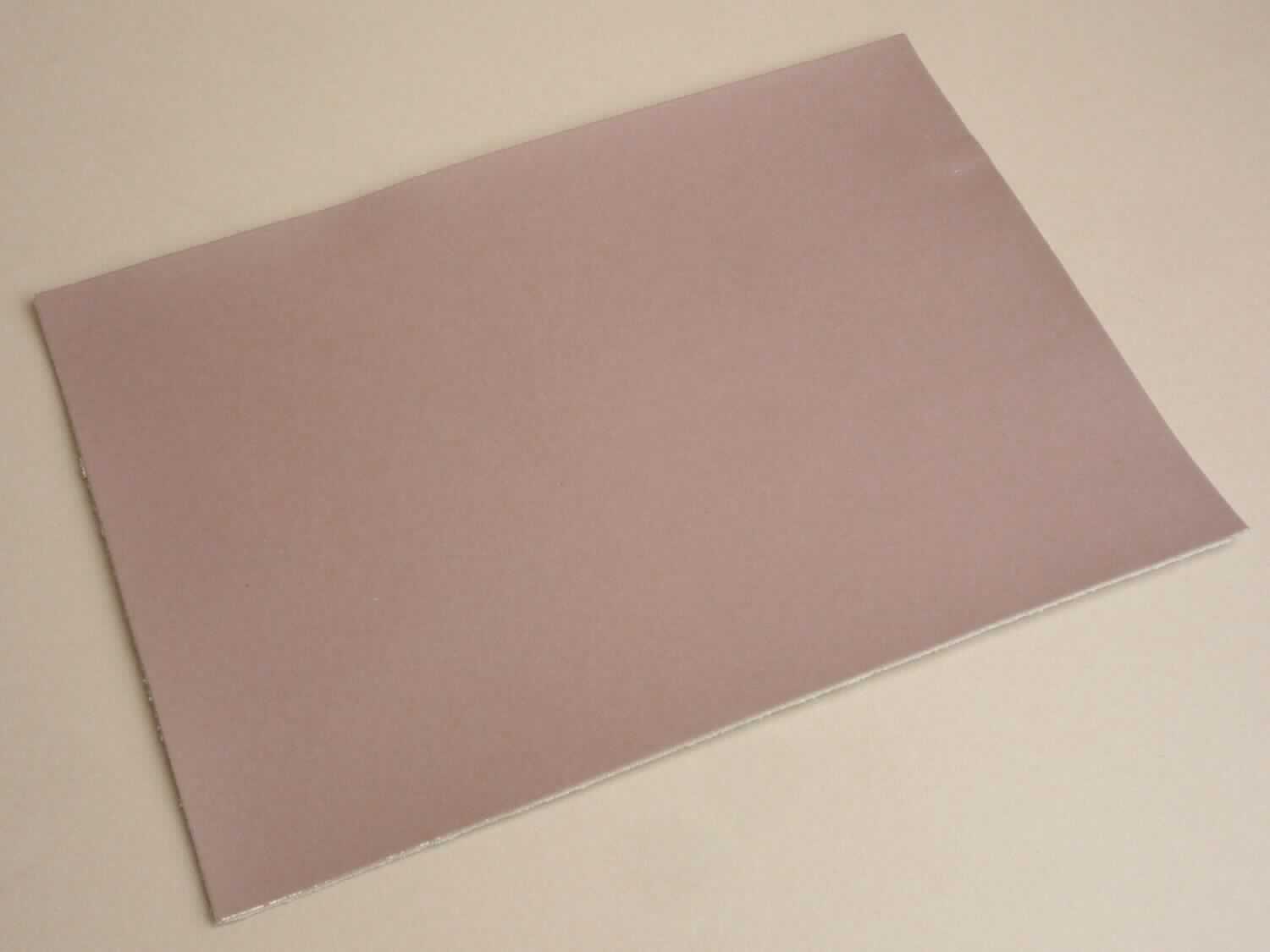 Lackleder, sog. Kalbhälften, chromgegerbt, Abbildung siehe Anlage, 
- die Einreihung erfolgt anhand eines vorgelegten Abschnitts von ca. 21 x 15 cm und den Antragsangaben, 
- laut Antrag: 
- - in Form von Kalbhälften (Fellgröße: 1,30 bis 1,67 qm), 
- - mit einer Dicke von 0,8 bis 1,0 mm, 
- enthaart und gegerbt, 
- laut Untersuchungsergebnis: 
- - auf der ganzen Oberfläche mit einem farbigen Kunststoff bestrichen und anschließend mit einer klarsichtigen 
     Kunststofffolie, die ein spiegelartig glänzendes Aussehen aufweist, überzogen.
- - mit einer Dicke der Kunststofffolie von ca. 130 µm.

"Lackleder"