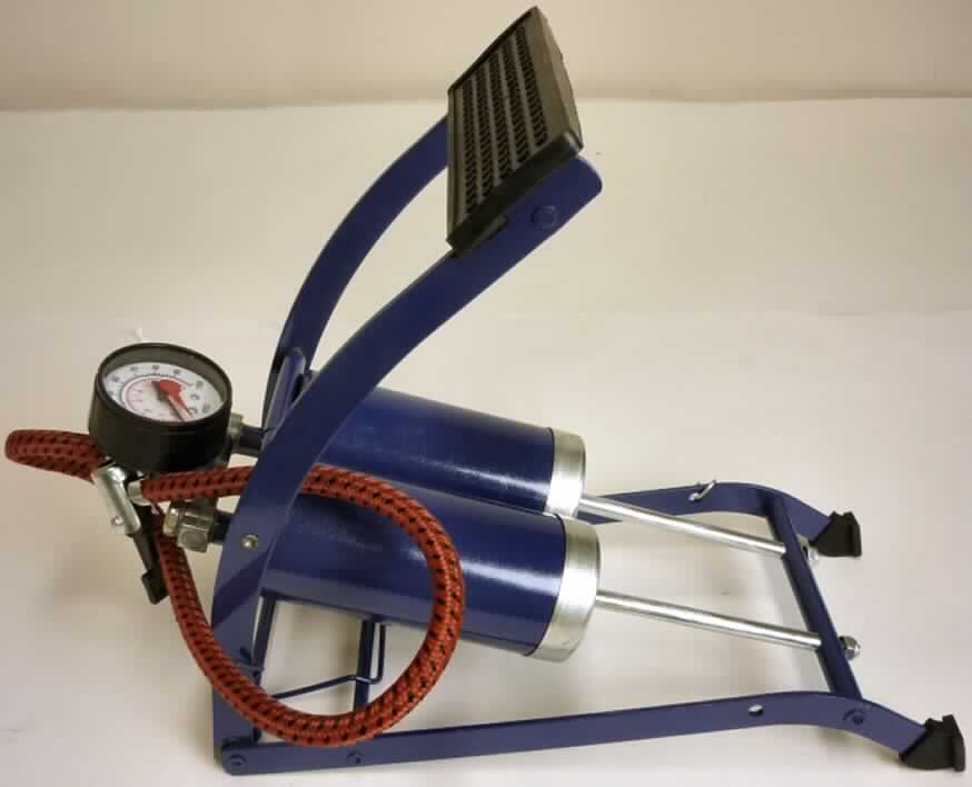 Hochleistungsluftpumpe
- in Form einer Doppelzylinder-Fußpumpe mit Betätigungshebel, Luftschlauch mit
  Schnellverschluss sowie angebautem Manometer (Abbildung siehe Anlage),
- zum Aufpumpen verschiedener Waren wie z. B. Reifen, Bälle und Luftmatratzen
  -kennzeichnende Haupttätigkeit- sowie zur gleichzeitigen Messung des Druckes,
- in einer gemeinsamen Verkaufsverpackung mit drei Adaptern.
Die Luftpumpe bestimmt den Charakter des Ganzen.

"Fußbetriebene Luftpumpe, nicht für zivile Luftfahrzeuge (Kombination aus Luftpumpe
 -kennzeichnende Haupttätigkeit- und Manometer, in Warenzusammenstellung mit nicht
 charakterbestimmenden Adaptern) - sog. Hochleistungsluftpumpe"