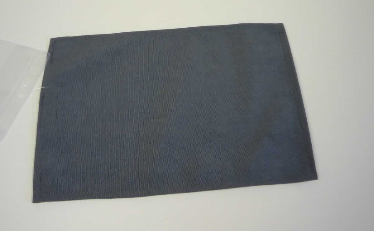 Teil von Kleidung, sog. Knietasche, Foto siehe Anlage,
- rechteckig, in den Abmessungen von ca. 21 cm x 30 cm,
- aus ca. 0,8 mm dicken, einfarbigen Geweben aus laut Antrag 100 % Polyamid (synthetische Chemiefasern),
- an allen Rändern durch Umschlagen und Festnähen gesäumt (konfektioniert),
- am oberen Rand mittig mit einem aufgenähten Klettverschluss,
- lt. Antrag dazu bestimmt, als Knietasche auf Bundhosen aufgenäht zu werden, 
- stellt sich aufgrund der speziellen Form und Beschaffenheit als erkennbares Teil von Kleidung dar. 

"Teil von Kleidung, aus Spinnstoff, anderes als solche der Position 6212"