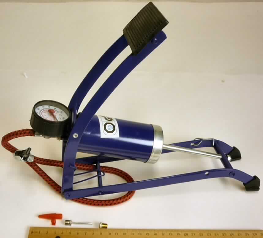 Hochleistungsluftpumpe
- in Form einer Einzylinder-Fußpumpe mit Betätigungshebel, Luftschlauch mit
  Schnellverschluss sowie angebautem Manometer (Abbildung siehe Anlage),
- zum Aufpumpen verschiedener Waren wie z. B. Reifen, Bälle und Luftmatratzen
  -kennzeichnende Haupttätigkeit- sowie zur gleichzeitigen Messung des Druckes,
- in einer gemeinsamen Verkaufsverpackung mit einem Adapter-Set.
Die Luftpumpe bestimmt den Charakter des Ganzen.

"Fußbetriebene Luftpumpe, nicht für zivile Luftfahrzeuge (Kombination aus Luftpumpe
 -kennzeichnende Haupttätigkeit- und Manometer, in Warenzusammenstellung mit nicht
 charakterbestimmendem Adapter-Set) - sog. Hochleistungsluftpumpe"