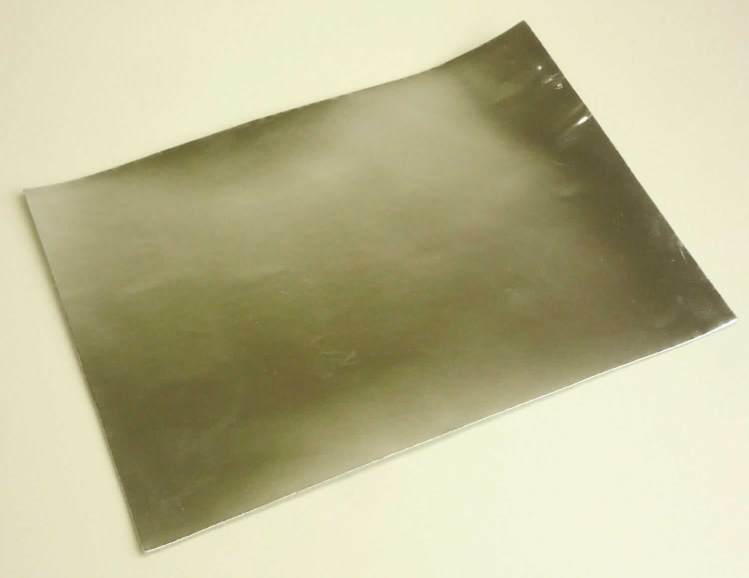 Metallisiertes Leder, sog. Schaf, ganze Felle, Vegetabil Gerbung, Abbildung siehe Anlage, 
- die Einreihung erfolgt anhand eines vorgelegten Abschnitts von ca. 21 x 15 cm und den Antragsangaben, 
- laut Antrag: 
- - Narbenspalt vom Schaf, 
- - in Form von ganzen Häuten (Fellgröße: 0,37 bis 0,46 qm), 
- - mit einer Dicke von 0,8 bis 1,0 mm, 
- enthaart und gegerbt, 
- laut Untersuchungsergebnis: 
- - auf der ganzen Oberfläche mit einem metallischen Farbaufstrich versehen.

"Metallisiertes Leder"