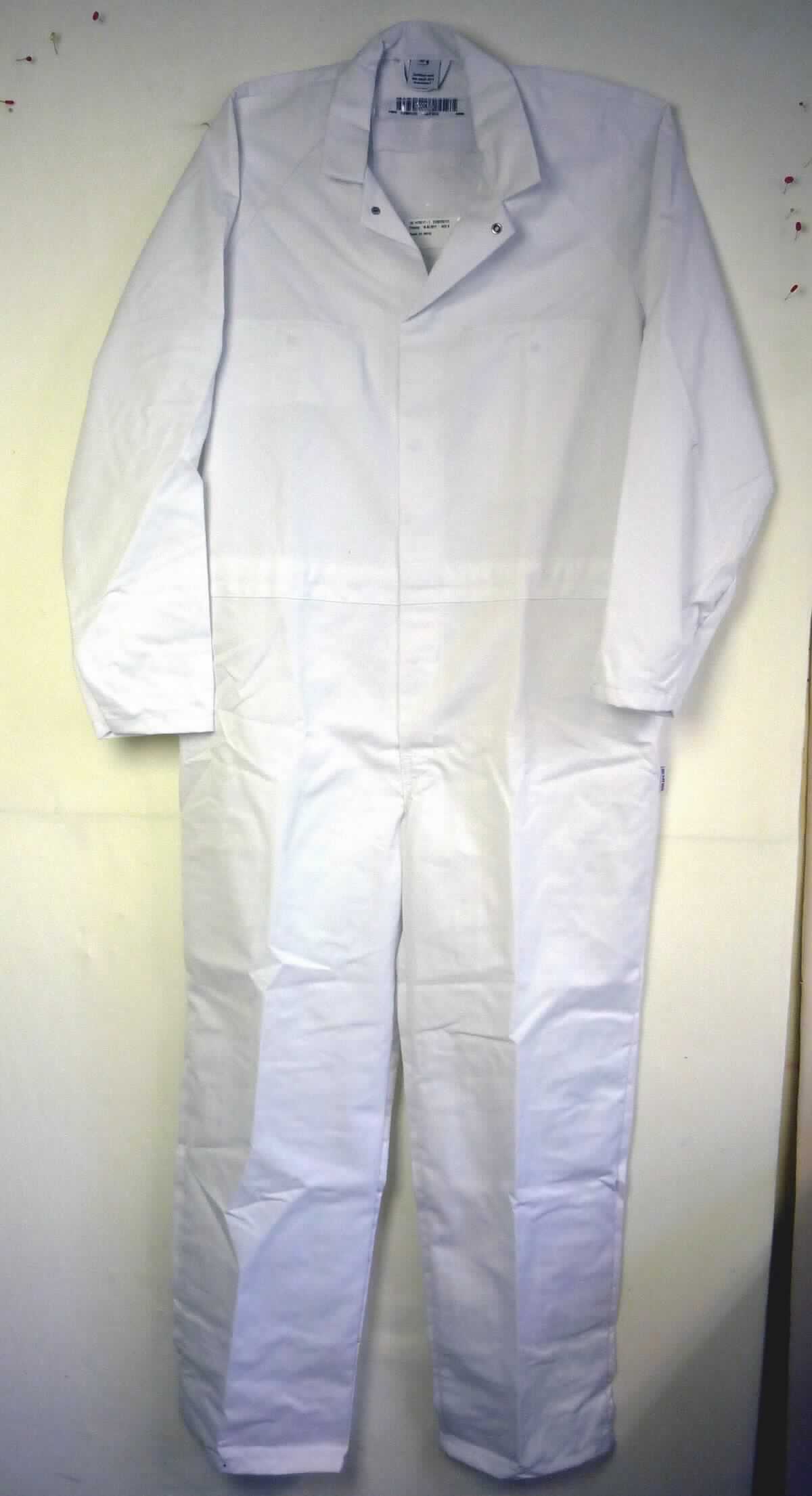 Overall, Größe 52, Foto siehe Anlage,
- aus ca. 0,5 mm dicken, einfarbigen, strapazierfähigen Geweben aus laut Antrag 65 % Polyester (synthetische 
  Chemiefasern) und 35 % Baumwolle,
- einteilig; den ganzen Körper mit Ausnahme von Kopf, Händen und Füßen bedeckend (somit keine Kombination im 
  Sinne der Anmerkung 3 b) zu Kapitel 62),
- mit einem Umlegekragen,     
- vorn mit einer bis zum Schritt reichenden Öffnung, verdeckt von einer Patte mit Druckknopfverschluss 
  von links über rechts (Männerkleidung),
- im Bereich der Taille teilweise elastisch verengt,
- mit langen Ärmeln, an den Ärmelenden mittels Druckknopfverschluss zu verengen,
- seitlich im Bereich der Hüfte mit zwei Eingriffsöffnungen mit Druckknopfverschluss,
- an den Beinabschlüssen durch Umschlagen und Festnähen gesäumt,
- u. a. aufgrund des zweckbestimmten Schnitts, des strapazierfähigen Materials und der Ausstattung erkennbar 
  dazu bestimmt, ausschließlich oder hauptsächlich zum Schutz anderer Kleidungsstücke und/oder Personen bei 
  der Ausübung einer Gewerbe- oder Berufstätigkeit getragen zu werden.

"Andere Kleidung (Overall), aus Geweben, für Männer, aus Chemiefasern, Arbeits- und Berufskleidung"