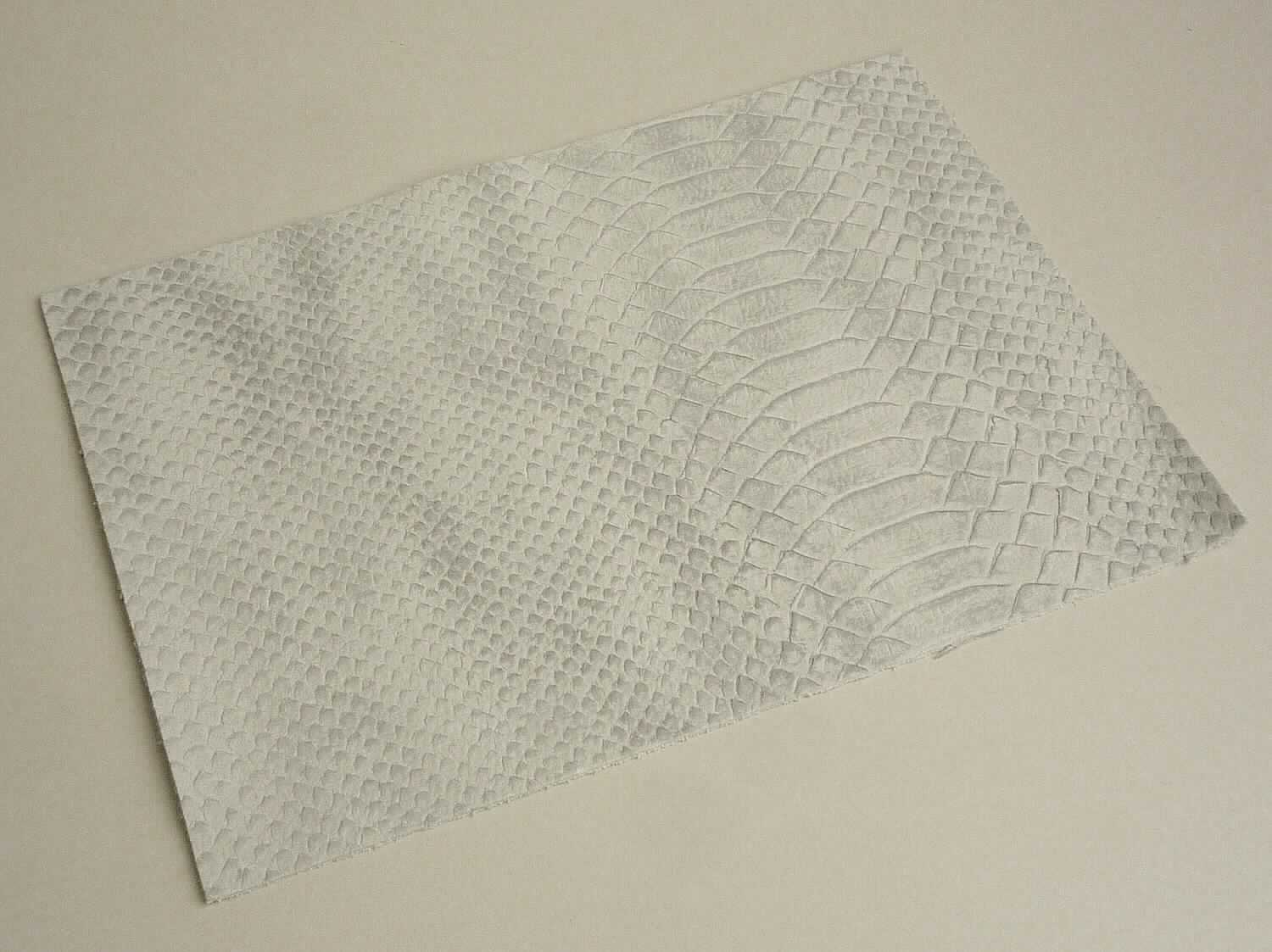 Leder, sog. ganze Kalbfelle, chromgegerbt, Abbildung siehe Anlage, 
- die Einreihung erfolgt anhand eines vorgelegten Abschnitts von ca. 21 x 15 cm und den Antragsangaben, 
- laut Antrag: 
- - Narbenspalt vom Kalb, 
- - in From von ganze Häuten vom Kalb (Fellgröße: 0,74 bis 1,30 qm; damit mit einer Oberfläche von weniger als 
    2,6 Quadratmetern), 
- - mit einer Dicke von 0,9 bis 1,1 mm, 
- enthaart und gegerbt, 
- laut Untersuchungsergebnis zugerichtet: 
- - die Oberfläche ist musterbildend eingeschnitten und mit Farbe bedruckt (damit liegt kein Boxcalf vor).

"Nach dem Gerben oder Trocknen zugerichtetes Leder von Kälbern, enthaart, kein Leder der Position 4114,
 ganze Haut, Narbenspalt, mit einer Oberfläche von 2,6 Quadratmetern oder weniger, kein Boxcalf"