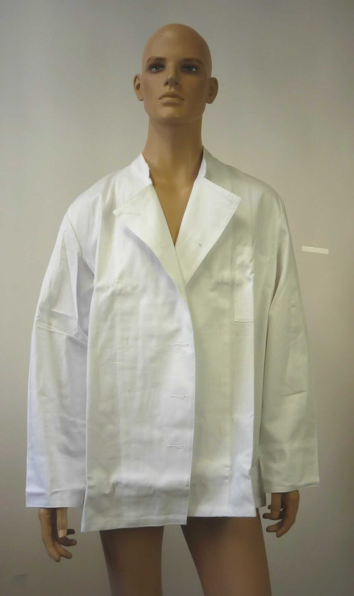 Jacke, sog. Kochjacke, Größe 50, Foto siehe Anlage,
- unvollständig (es fehlen die Knöpfe); die Ware weist jedoch die wesentlichen Beschaffenheitsmerkmale der 
  vollständigen Ware auf,
- aus ca. 0,6 mm dicken, einfarbigen Geweben aus laut Antrag 100 % Baumwolle,
- über den Schritt reichend (Rückenlänge: ca. 82 cm),
- mit einem Stehkragen,     
- vorn mit einer durchgehenden Öffnung mit breiten Untertritten, die jeweils mit zwei Knopflochreihen ausgestattet 
  sind,
- kann mit Steckknöpfen (dem Warenmuster nicht beigefügt) sowohl von rechts auf links als auch von links auf 
  rechts geknöpft werden; ohne Hinweise auf den Trägerkreis (unisex),
- mit langen Ärmeln, 
- in Bahnen gearbeitet,
- am unteren Rand durch Umschlagen und Festnähen gesäumt,
- erkennbar dazu bestimmt, ausschließlich oder hauptsächlich zum Schutz anderer Kleidungsstücke und/oder 
  Personen bei Ausübung einer Gewerbe-, Berufs- oder Haushaltstätigkeit getragen zu werden.

"Jacke, aus Geweben, für Frauen, aus Baumwolle, Arbeits- und Berufskleidung"
