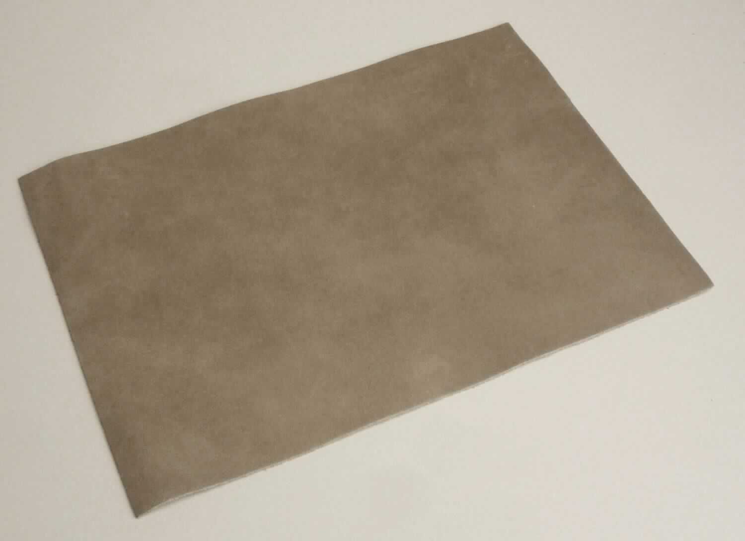Leder, sog. Kalbhälften, chromgegerbt, Abbildung siehe Anlage, 
- die Einreihung erfolgt anhand eines vorgelegten Abschnitts von ca. 21 x 15 cm und den Antragsangaben, 
- laut Antrag: 
- - Narbenspalt vom Kalb, 
- - in Form von Hälften (Fellgröße: 1,02 bis 1,67 qm), 
- - mit einer Dicke von 0,9 bis 1,1 mm, 
- enthaart und gegerbt, 
- laut Untersuchungsergebnis zugerichtet: 
- - auf der Oberfläche schwach angeschliffen und mit einer Farbe bedruckt (kein Leder der Position 4114).

"Nach dem Gerben oder Trocknen zugerichtetes Leder von Kälbern, enthaart, kein Leder der Position 4114,
 keine ganze Haut, Narbenspalt"
