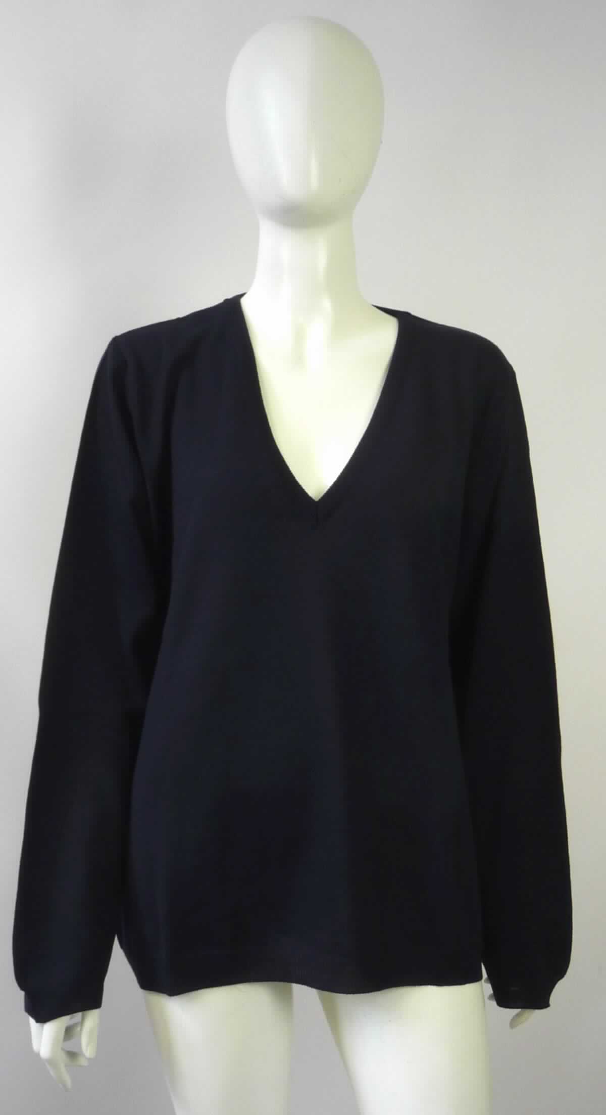 Pullover, Größe 48, Foto siehe Anlage,
- aus ca. 1,0 mm dicken, einfarbigen Gewirken aus laut Antrag 60 % Wolle und 40 % Polyacryl (synthetische
  Chemiefasern),
- mit einem Stückgewicht von ca. 294 g,
- über den Schritt reichend (Rückenlänge: ca. 68 cm), 
- mit einem V-förmigen Halsausschnitt,
- ohne Öffnung und ohne Verschluss,
- ohne Hinweise auf den Trägerkreis (unisex),
- mit langen Ärmeln mit abgepasst gewirkten Ärmelenden,
- am unteren Rand mit einem abgepasst gewirkten, leicht verengenden Bund (somit keine Ware der Position 6109).

"Pullover, aus Gewirken, aus Wolle, anderer als in der Unterposition 6110 1110 genannte, für Frauen"