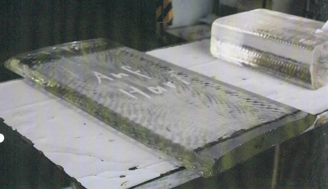 Glasmasse, sog. Barrenglas, Foto siehe Anlage,
- in Form von mehr oder weniger regelmäßigen Blöcken aus Glasmasse,
- - laut Antrag optisches Glas,
- mit leicht unregelmäßigen Stirnseiten und abgerundeten Längskanten,
- mit leicht gewellter Oberfläche,
- lediglich auf Länge geschnitten,
- soll als Ausgangsprodukt zur Herstellung von diversen optischen Elementen dienen.

"Glasmasse, optisches Glas"
