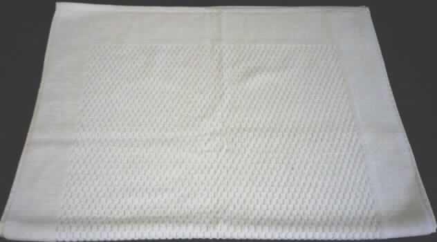 Andere Fußbodenbeläge,  sog. Wendeteppich (Kat. 5006, 5007), siehe Foto,
- aus Spinnstoffen aus laut Antrag 100% Baumwolle, 
- gewebt ohne Flor (Schlingengewebe) nach Art der Frottiergewebe,
- an allen Seiten gesäumt, daher konfektioniert,
- rechteckig (laut Etikett: ca. 60 x 90 cm),
- bis zu 6,5 mm dick,
- weist durch seine Festigkeit, Dicke und Widerstandsfähigkeit die charakteristischen 
  Merkmale eines Fußbodenbelags auf.