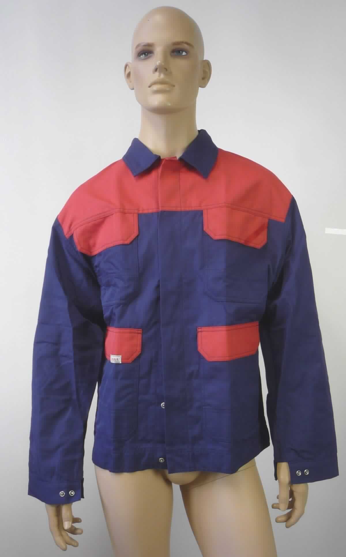 Jacke, sog. Bundjacke, Arbeits-und Berufsbekleidung, Größe 50, Foto siehe Anlage,
- aus ca. 0,5 mm dicken, verschiedenen einfarbigen, strapazierfähigen Geweben aus laut Antrag 99 % Aramid 
  (synthetische Chemiefasern) und 1 % Carbon (Kohlenstofffasern), 
- über den Schritt reichend (Rückenlänge: ca. 74 cm),
- ungefüttert,
- mit einem Umlegekragen,
- vorn mit einer durchgehenden Öffnung mit Druckknopfverschluss von links über rechts (Männerkleidung),
- mit langen Ärmeln, an den Ärmelenden mittels Druckknopfverschluss zu verengen,
- vorn mit zwei aufgesetzten Taschen im Brustbereich und zwei aufgesetzten Taschen unterhalb der Taille; alle
  Taschen sind mit einer Patte mit Druckknopfverschluss ausgestattet,
- am unteren Rand durch Umschlagen und Festnähen in der Art eines ca. 4,5 cm breiten Bundes gesäumt,
- aufgrund des strapazierfähigen Materials und des zweckbestimmten, einfachen Schnitts erkennbar dazu 
  bestimmt, ausschließlich oder hauptsächlich zum Schutz der Person und/oder der Kleidung getragen zu 
  werden (somit Arbeits- und Berufskleidung),
- wird im Allgemeinen nicht über jeder anderen Kleidung und zum Schutz gegen das Wetter getragen, somit keine 
  Ware der Position 6201.

"Jacke, aus Geweben, für Männer, aus synthetischen Chemiefasern, Arbeits- und Berufskleidung"