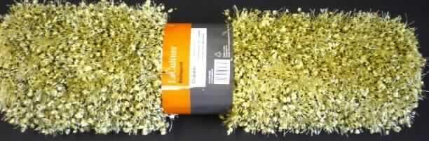 Teppich, sog. Badematte (Kat. 5008, Polyester Shaggy), siehe Foto,
- aus einem Grundgewebe aus laut Untersuchungsergebnis Baumwolle und Reißspinnstoff und einem Flor
  aus 100% synthetischen Chemiefasern,
- in rechteckiger Form hergestellt, mit den Abmessungen (flachliegend) von ca. 90 cm x 60 cm,
- an den Rändern durch Umnähen gesäumt (konfektioniert),
- kein Kelim, Sumak, Karamanie oder denen ähnlicher Teppich; nicht handgewebt,
- weder getuftet noch beflockt,
- kein Axminster-Teppich,
- kennzeichnet sich aufgrund seiner Festigkeit, Dicke und Widerstandsfähigkeit als Fußbodenbelag.