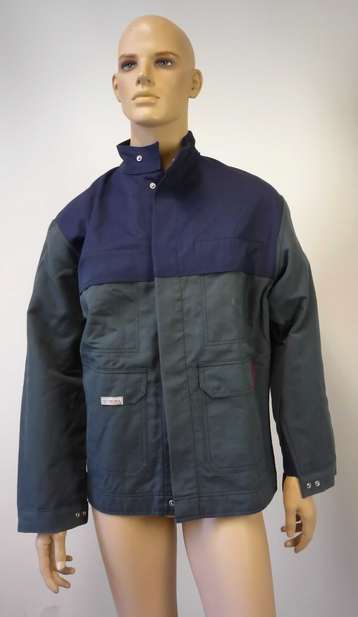 Jacke, sog. Bundjacke, Größe 46, Foto siehe Anlage,
- aus ca. 0,7 mm dicken, verschiedenen einfarbigen Geweben aus laut Antrag 30 % Wolle, 25 % Viskose 
  (künstliche Chemiefasern), 25 % Polyacryl und 20 % Polyamid (beides synthetische Chemiefasern),
- über den Schritt reichend (Rückenlänge: ca. 76 cm),
- gefüttert (außer im Brustbereich), 
- mit einem Stehkragen,
- vorn mit einer durchgehenden Öffnung mit Druckknopfverschluss von links über rechts (Männerkleidung),
- mit langen Ärmeln; an den Ärmelenden mittels Druckknopfverschluss zu verengen,
- vorn mit zwei einfgesetzten Taschen mit Druckknopfverschluss im Brustbereich und zwei aufgesetzten Taschen 
  mit Patte und Druckknopfverschluss unterhalb der Taille,
- am unteren Rand durch Umschlagen und Festnähen in der Art eines ca. 4,5 cm breiten Bundes gesäumt,
- aufgrund des strapazierfähigen Materials und des zweckbestimmten, einfachen Schnitts erkennbar dazu 
  bestimmt, ausschließlich oder hauptsächlich zum Schutz der Person und/oder der Kleidung getragen zu 
  werden (somit Arbeits- und Berufskleidung),
- wird im Allgemeinen nicht über jeder anderen Kleidung und zum Schutz gegen das Wetter getragen, somit keine 
  Ware der Position 6201.

"Jacke, aus Geweben, für Männer, aus synthetischen Chemiefasern, Arbeits- und Berufskleidung"