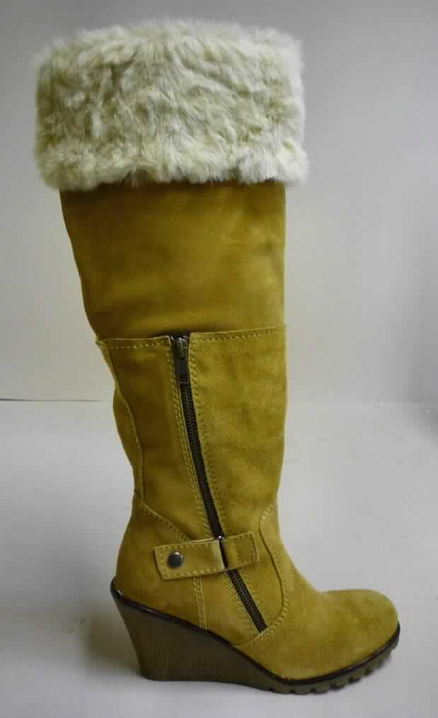 Freizeitstiefel (lt. Antrag: "Freizeitstiefel für Frauen", Foto siehe Anlage)
- mit Laufsohlen aus (lt. Antrag) Kautschuk; ohne Hauptsohle aus Holz,
- mit Oberteil (geschlossenes Blatt) aus Leder (den größten Teil der Außenfläche bildend) und Spinnstoff,
- seitlich mit Reißverschluss,
- mit zusätzlichem Zierreißverschluss und Zierriegel,
- ohne Metallschutz in der Vorderkappe,
- den Knöchel und die Wade bedeckend (Schafthöhe: ca. 43 cm bei Größe 38, damit die  
  dickste Stelle der Wade bedeckend),
- mit einer Länge der Innensohle von mehr als 24 cm,
- für Frauen (u.a. schlanker Schnitt und Absatzgestaltung)

"Schuhe mit Laufsohlen aus Kautschuk und Oberteil aus Leder, andere als in den UPos.
 6403 1200 bis 6403 9191 genannt, für Frauen"