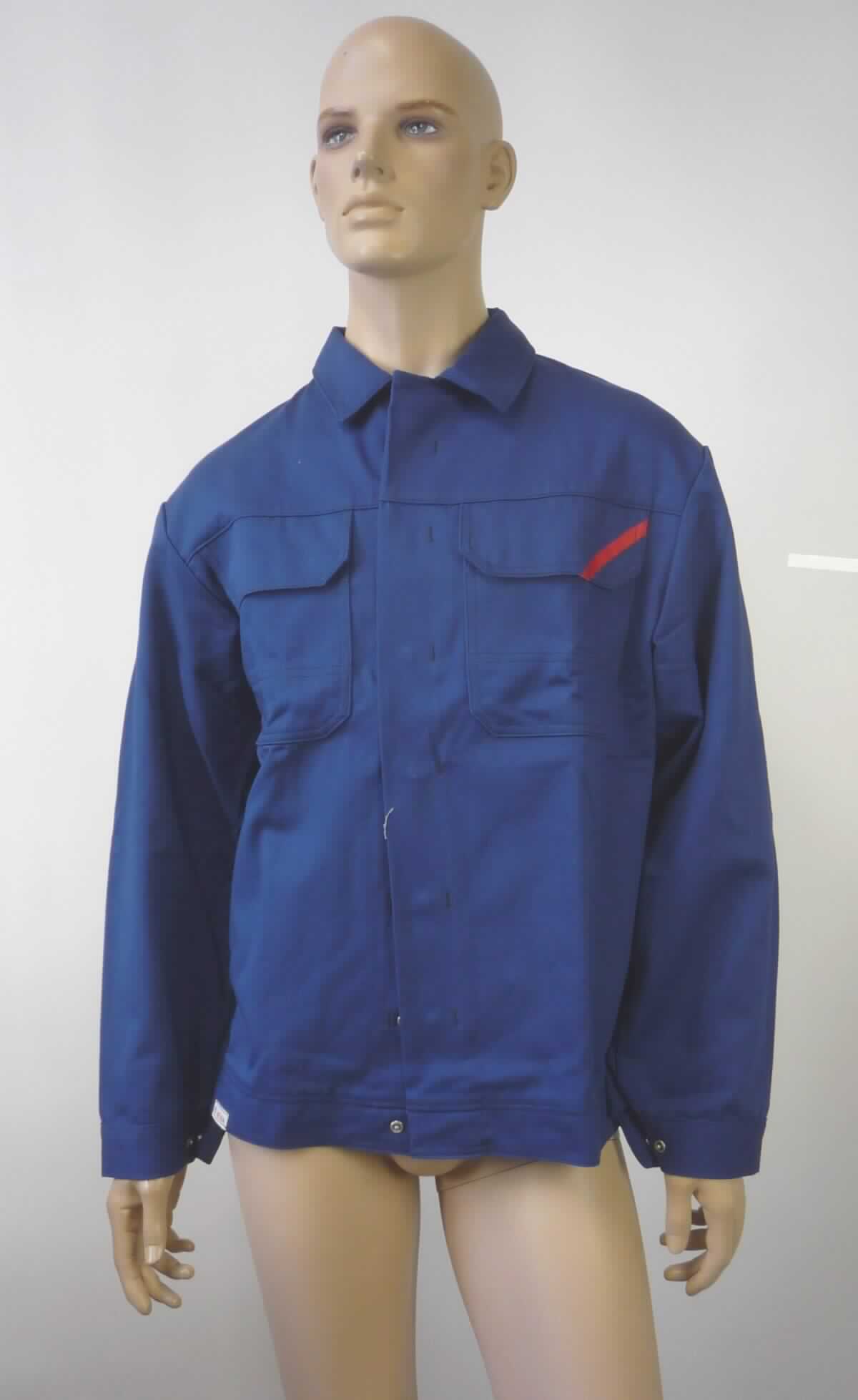 Jacke, sog. Bundjacke, Größe 46, Foto siehe Anlage,
- aus ca. 0,8 mm dicken, einfarbigen, strapazierfähigen Geweben aus laut Antrag 88 % Baumwolle und 
  12 % Polyamid (synthetische Chemiefasern),
- über den Schritt reichend (Rückenlänge: ca. 74 cm),
- ungefüttert,
- mit einem Umlegekragen,
- vorn mit einer durchgehenden Öffnung mit Druckknopfverschluss von links über rechts (Männerkleidung),
- mit langen Ärmeln, an den Ärmelenden mittels Druckknopfverschluss zu verengen,
- im Brustbereich mit zwei aufgesetzten Taschen mit Patte und Druckknopfverschluss,
- am unteren Rand durch Umschlagen und Festnähen in der Art eines ca. 4,5 cm breiten Bundes gesäumt,
- aufgrund des strapazierfähigen Materials und des zweckbestimmten, einfachen Schnitts erkennbar dazu 
  bestimmt, ausschließlich oder hauptsächlich zum Schutz der Person und/oder der Kleidung getragen zu 
  werden (somit Arbeits- und Berufskleidung).

"Jacke, aus Geweben, für Männer, aus Baumwolle, Arbeits- und Berufskleidung"