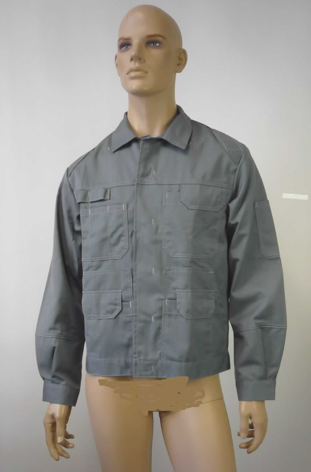 Jacke, sog. Bundjacke, Größe 48, Foto siehe Anlage,
- aus ca. 0,5 mm dicken, einfarbigen, strapazierfähigen Geweben aus laut Antrag 64 % Polyester (synthetische 
  Chemiefasern), 35 % Baumwolle und 1 % Carbon (Kohlenstofffasern), 
- über die Taille reichend (Rückenlänge: ca. 68 cm),
- ungefüttert,
- mit einem Umlegekragen,
- vorn mit einer durchgehenden Öffnung mit Druckknopfverschluss von links über rechts (Männerkleidung),
- mit langen Ärmeln, an den Ärmelenden mittels Druckknopfverschluss zu verengen,
- vorn und im Bereich des Oberarms mit verschiedenen aufgesetzten Taschen,
- in Bahnen gearbeitet,
- am unteren Rand mit einem angesetzten, nicht verengenden Bund,
- aufgrund des strapazierfähigen Materials und des zweckbestimmten, einfachen Schnitts erkennbar dazu 
  bestimmt, ausschließlich oder hauptsächlich zum Schutz der Person und/oder der Kleidung getragen zu 
  werden (somit Arbeits- und Berufskleidung),
- wird im Allgemeinen nicht über jeder anderen Kleidung und zum Schutz gegen das Wetter getragen, somit keine 
  Ware der Position 6201.

"Jacke, aus Geweben, für Männer, aus synthetischen Chemiefasern, Arbeits- und Berufskleidung"